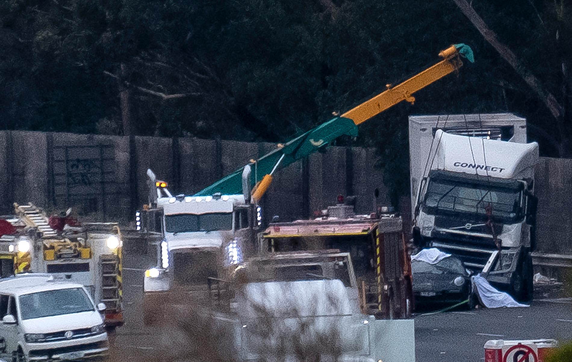 På bilder från olycksplatsen syns lastbilen och Richard Puseys bil. 