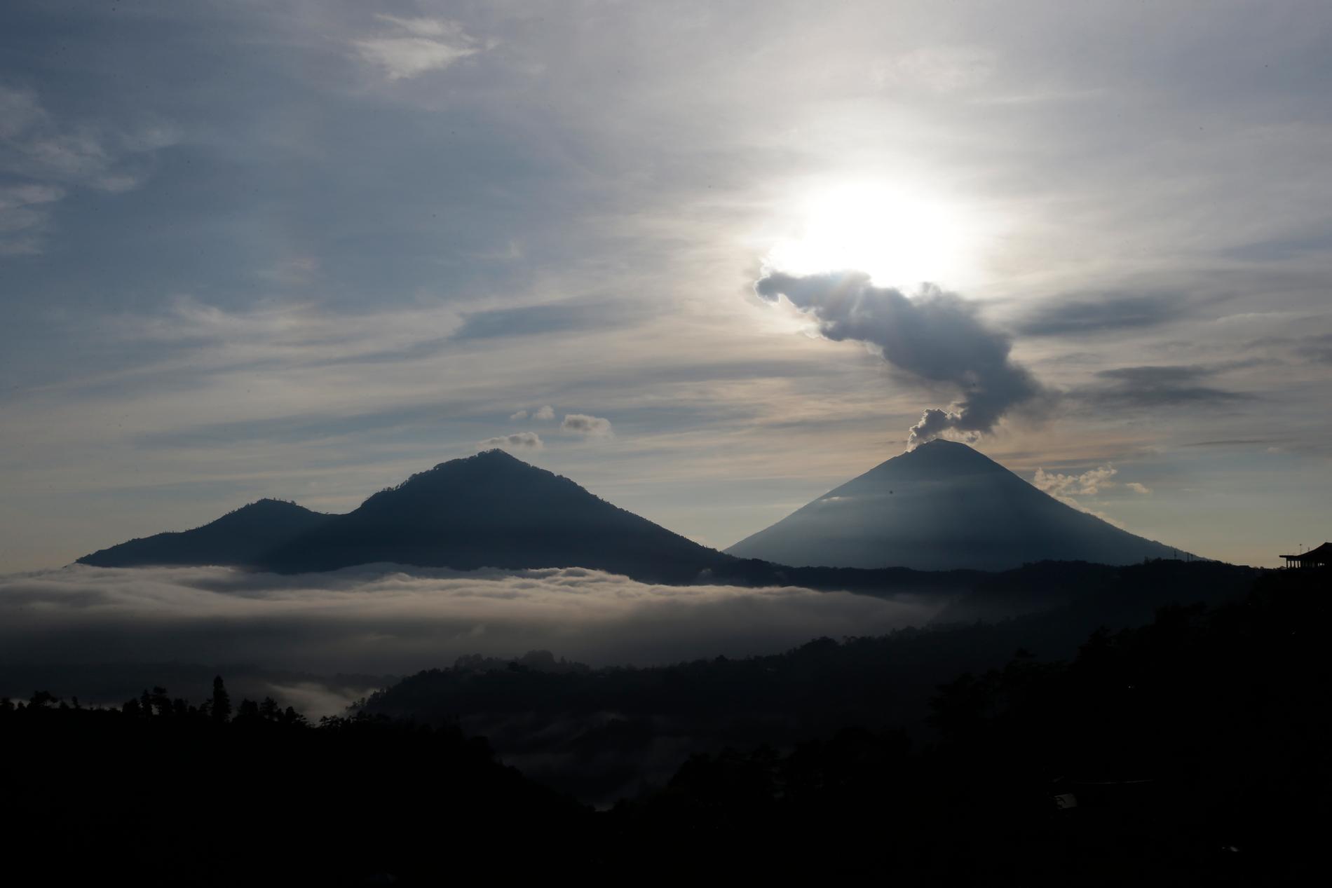 Rök från vulkanen Agung i december förra året.