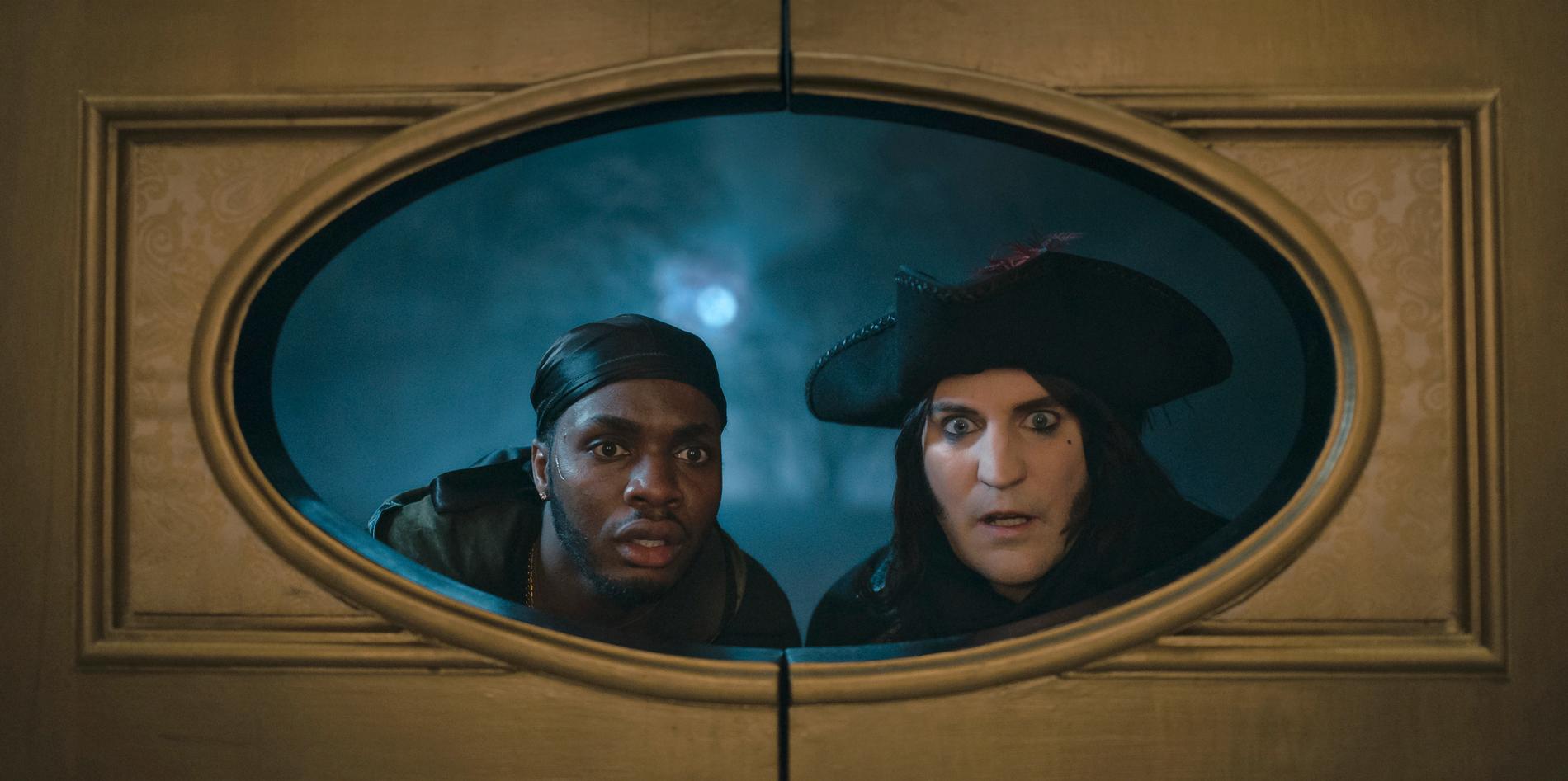 Duayne Boachie och Noel Fielding i ”The completely made-up adventures of Dick Turpin”.