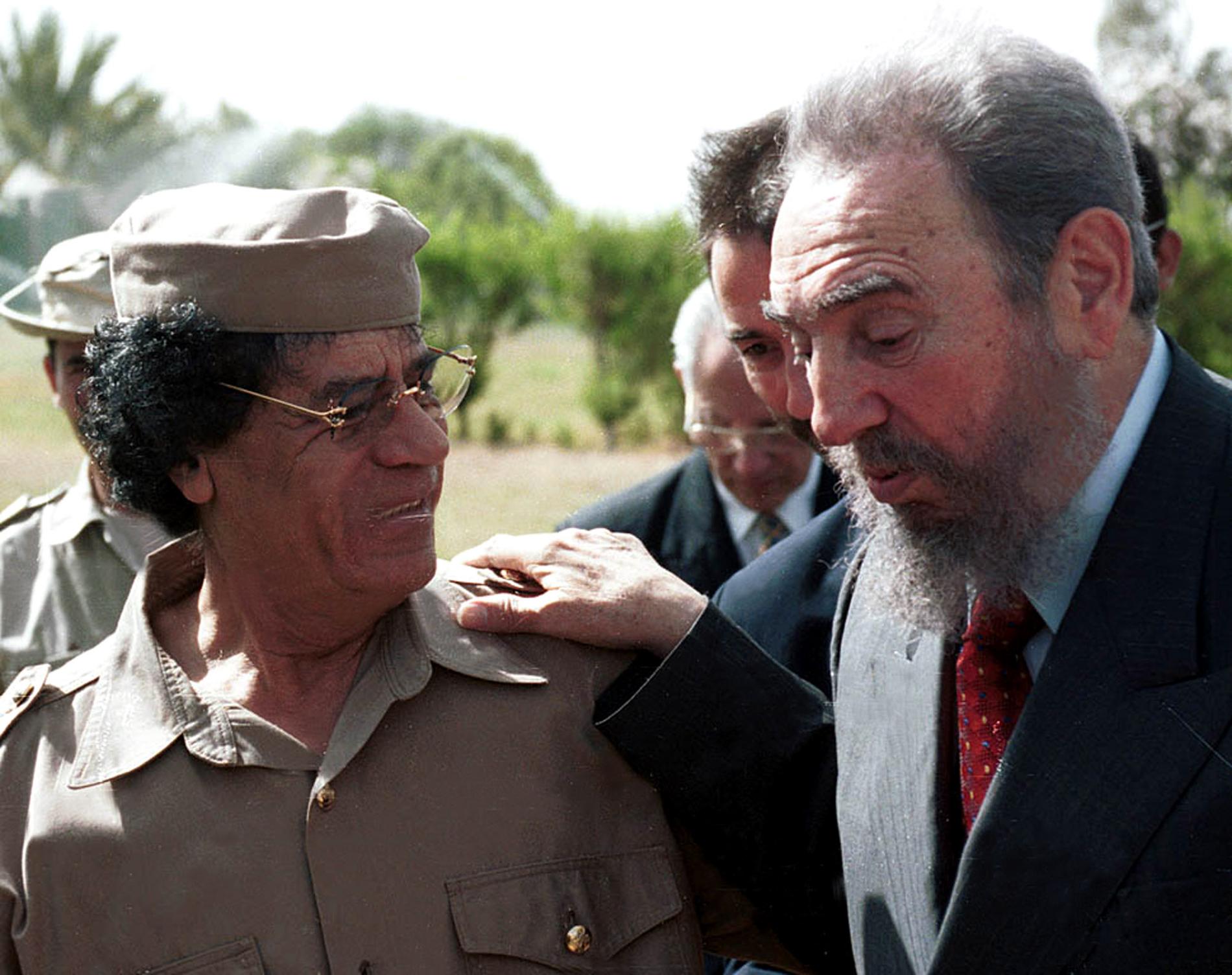 En i raden av ledare som träffat Gaddafi är Kubas president Fidel Castro. Duon möttes redan på 70-talet. Här är året 2001.