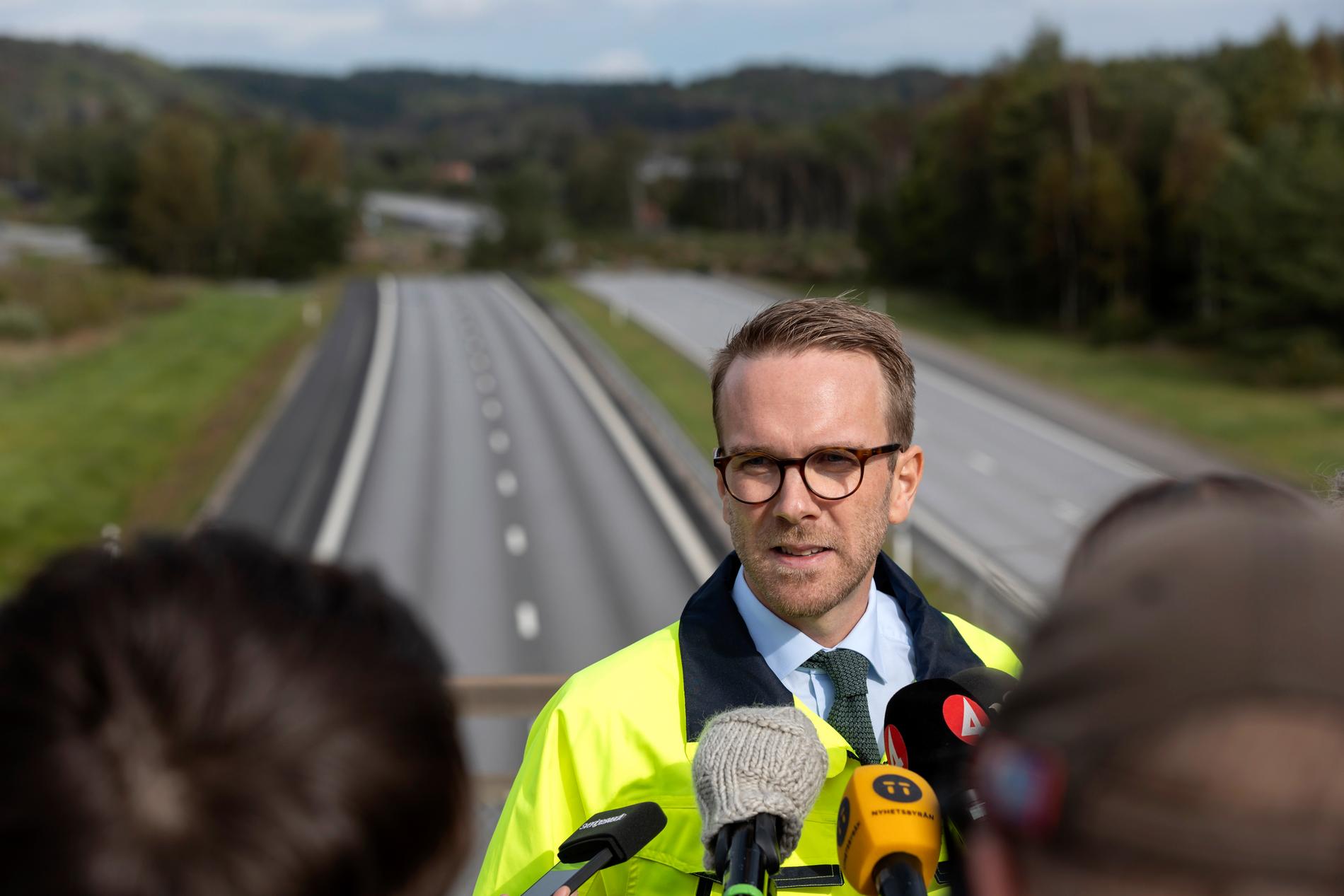 Infrastrukturminister Andreas Carlson (KD) borde drivas av ett inre raseri över förfallet. Men inte heller han gör särskilt mycket.