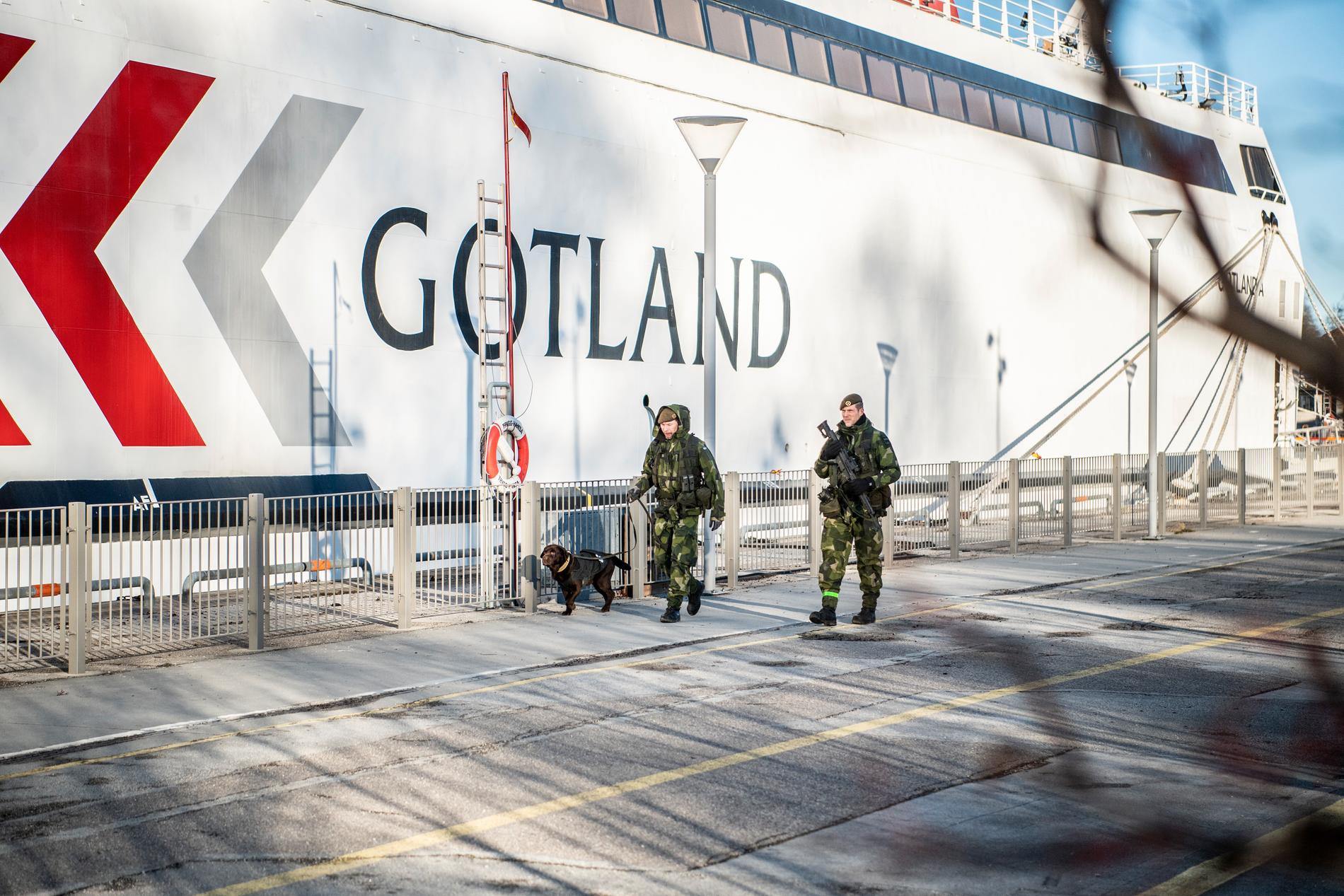 Soldater patrullerar Gotland. 