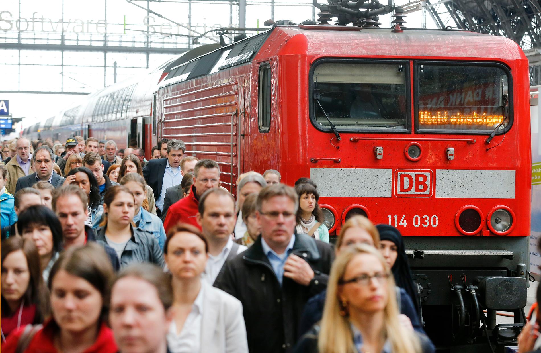 Folkligt och fullsatt? Tyskland satsar på en fortsatt renässans för tågtrafiken. Arkivbild från Frankfurt.