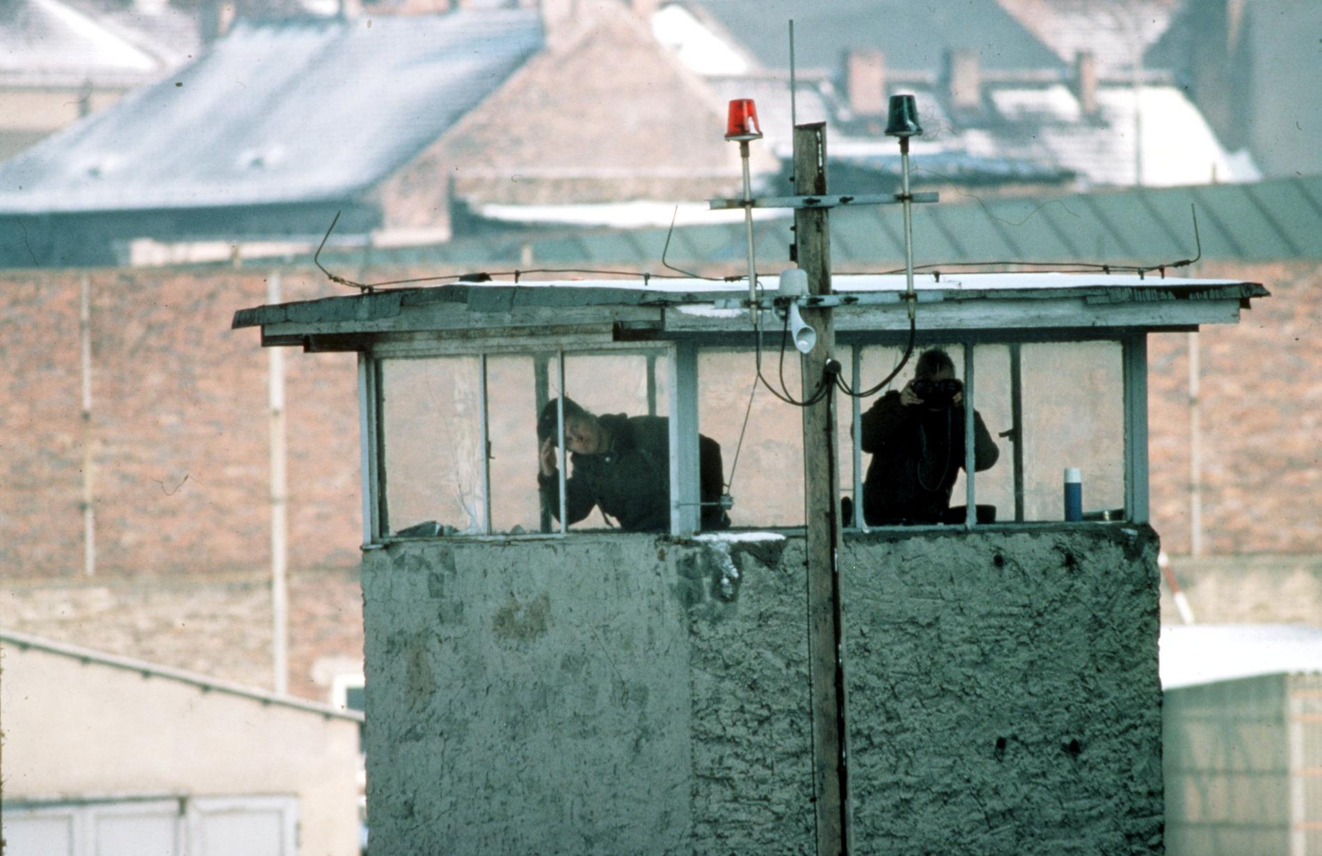 Gränsvakter i ett bevakningstorn vid Berlinmuren.