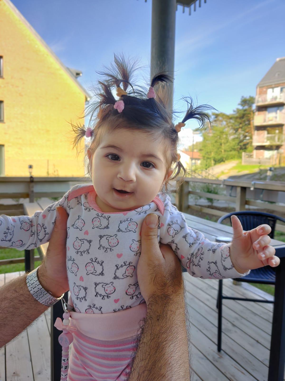 Pappan Johan Yako från Göteborg: ”Vår dotter Marina Yako som är tre månader gammal”.