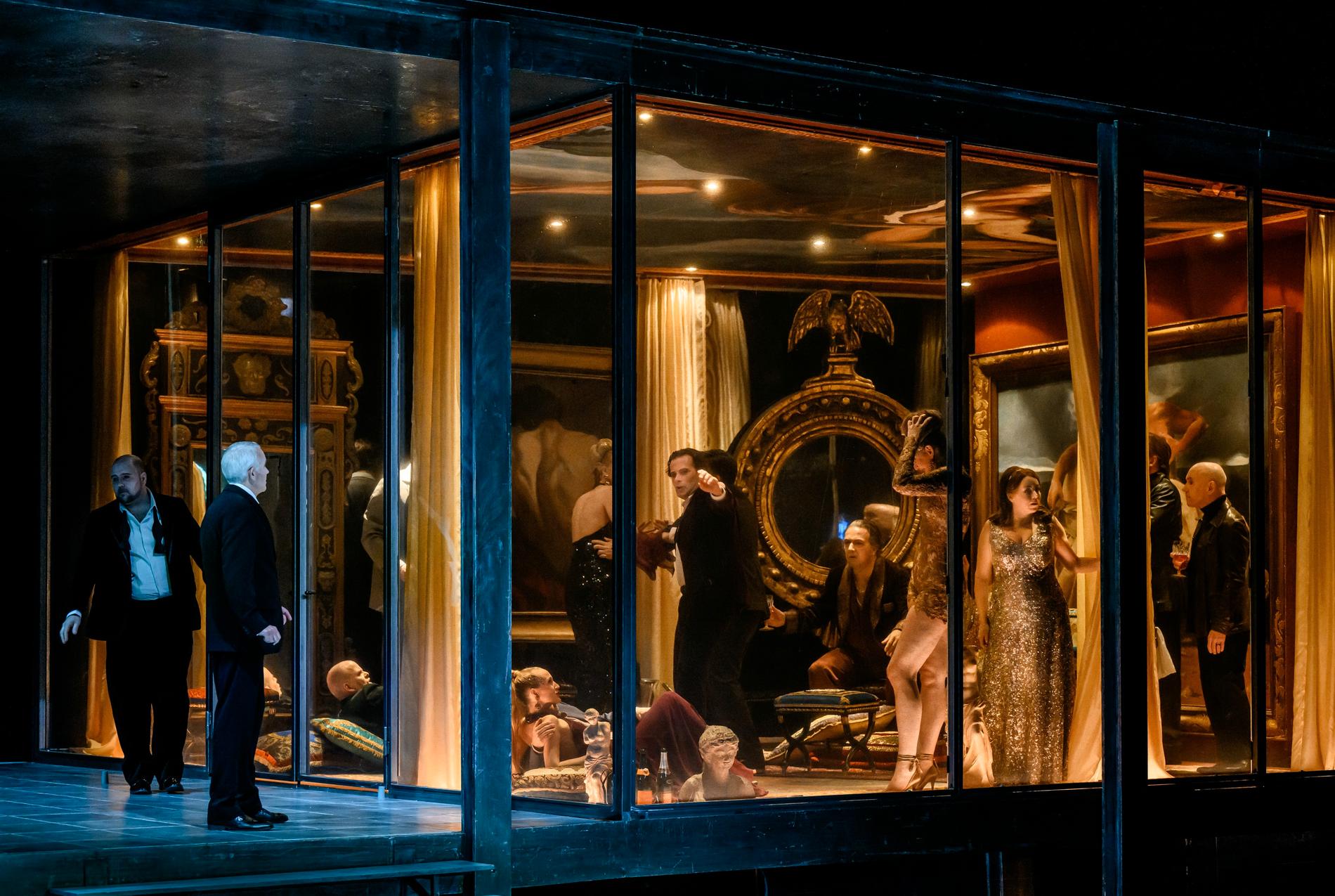 I väntan på att Johannes Döparens huvud ska av. Från Richard Strauss ”Salome” på Kungliga Operan.