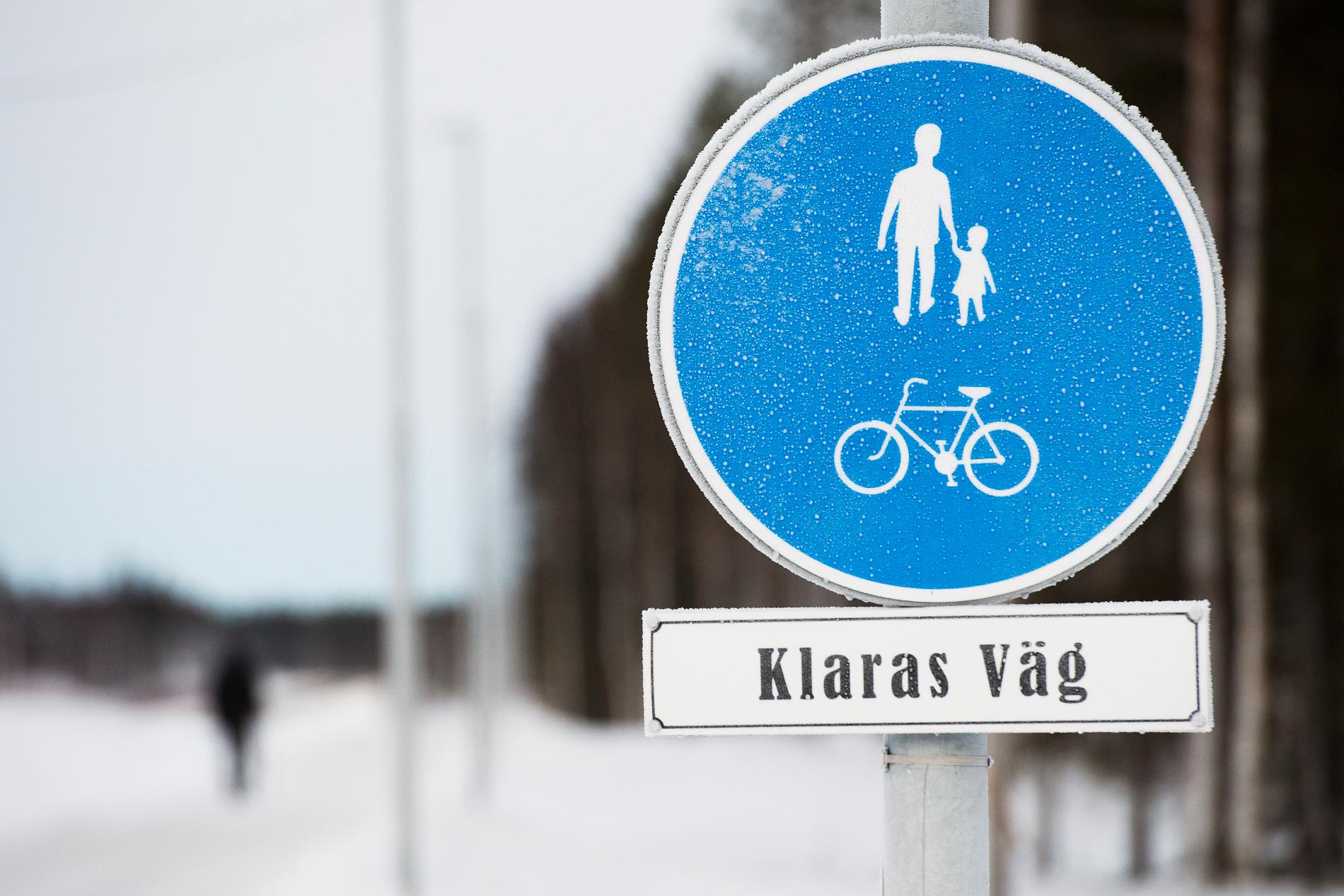 Klaras sista stora projekt var att driva igenom ett bygge av en cykel- och gångväg mellan Nyborg och Kalix. Hon hann aldrig se vägen färdigställd men den är nu uppkallad efter henne.