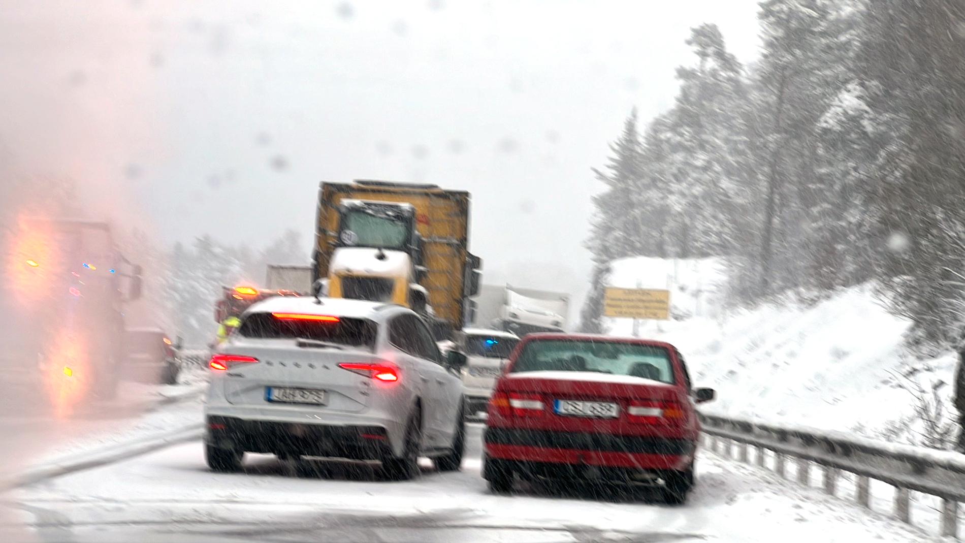 Bilar fast i snöovädret på E4:an vid Gränna.