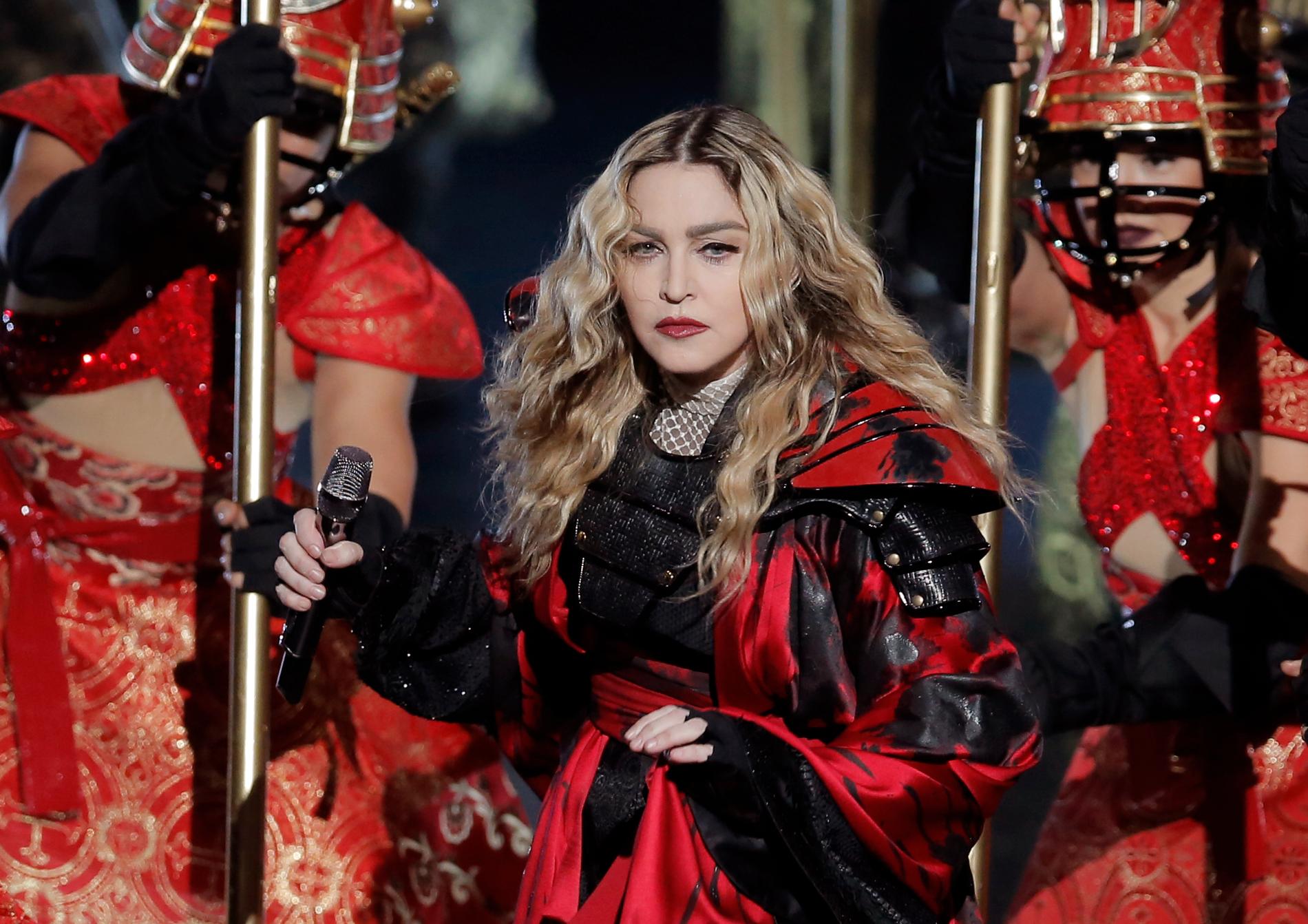Madonna uppträder 2016.