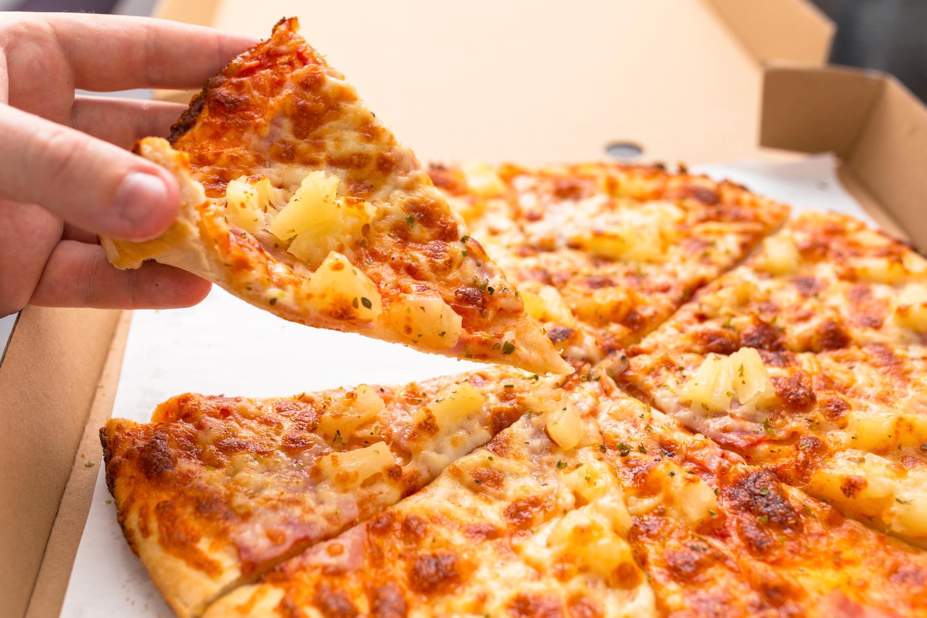 Ananas på pizza är alltid en aktuell och högst viktig debatt, som många är oense om.