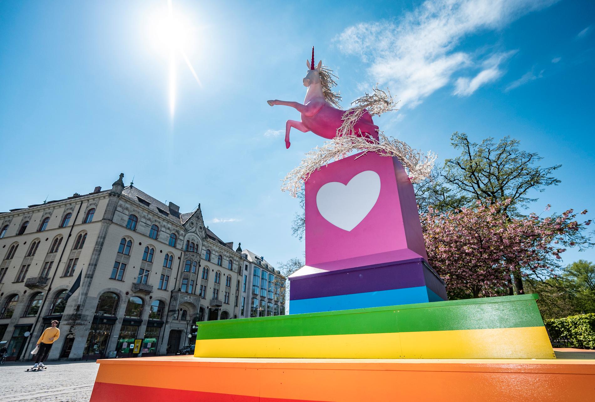Den rosa enhörningen på Gustav Adolfs torg i Malmö, som är en del av stadens satsning på World Pride-året 2021, kritiseras av Lidingös kommunledning.