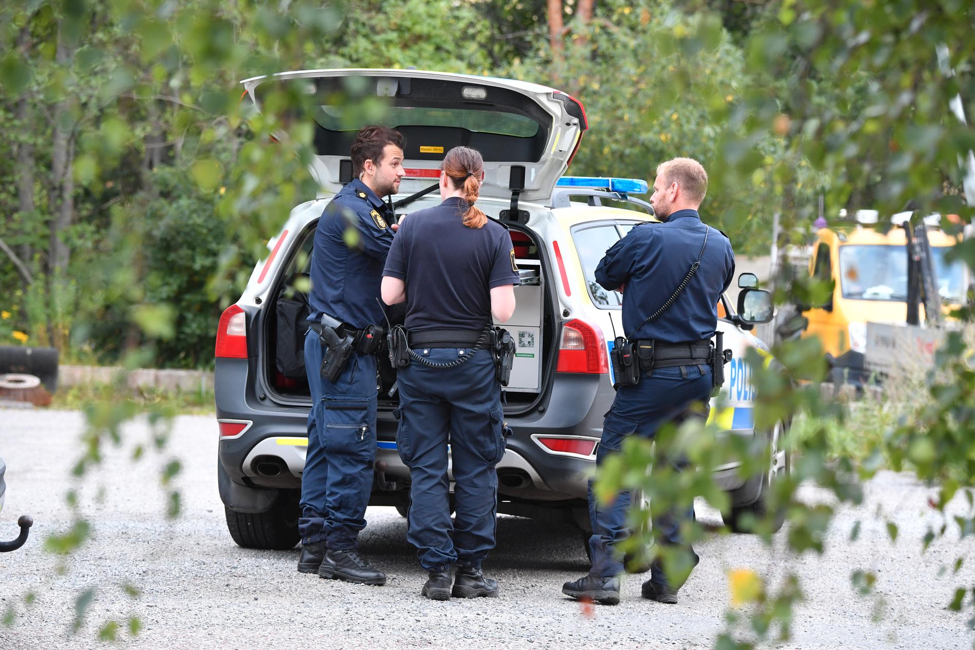 Polisen säkrar bevis på i en skogsområde vid Granängsringen i Tyresö.