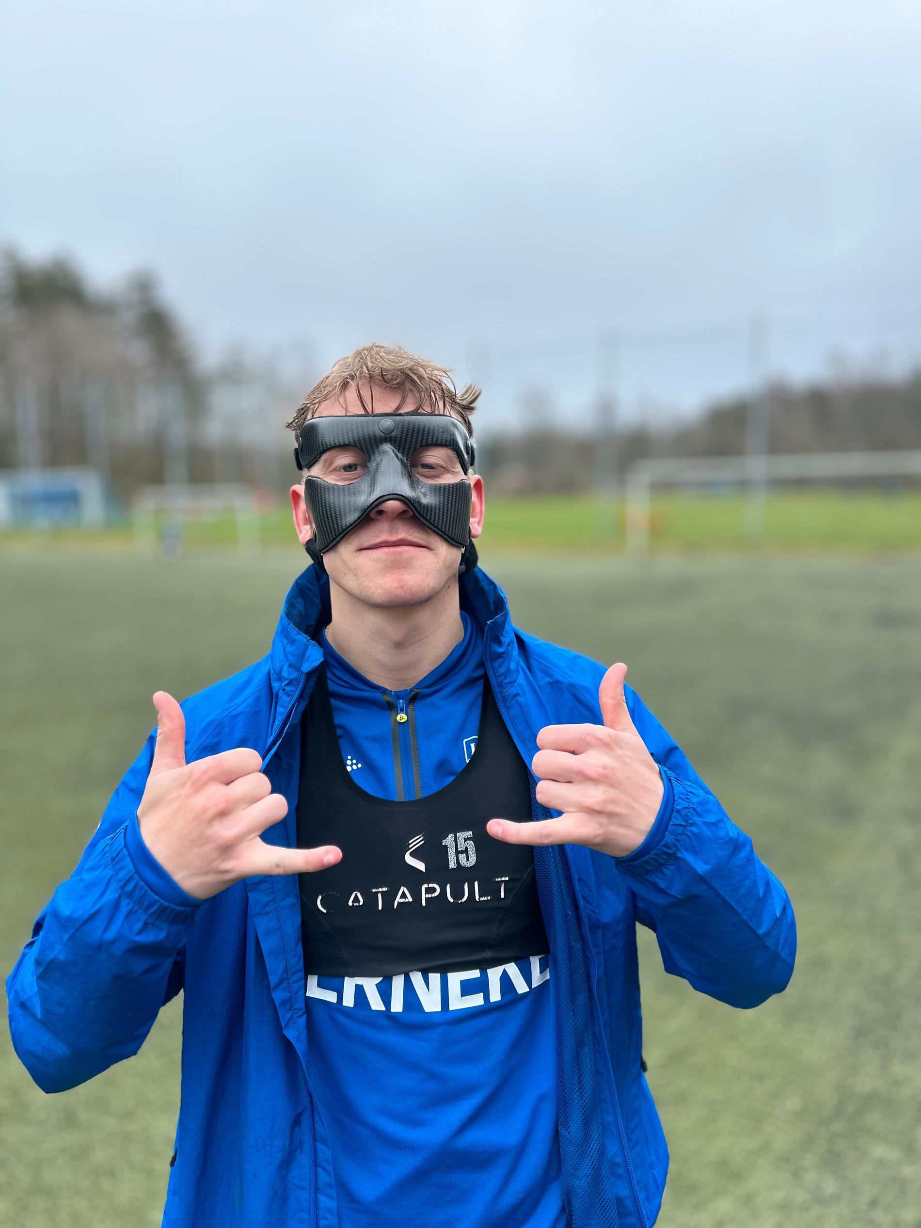 Sebastian Hausner, IFK Göteborg, i ansiktsmask under träning på Kamratgården. 
