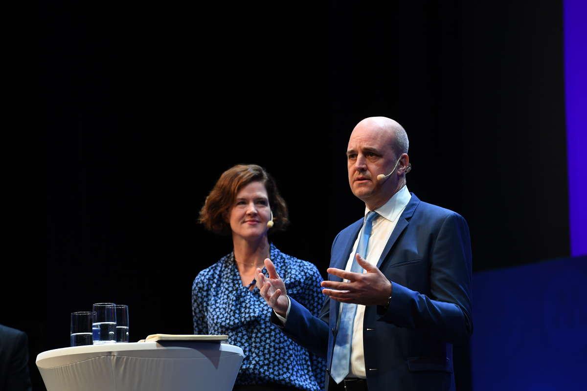 Anna Kinberg Batra och Fredrik Reinfeldt på scen på M-kongressen. 