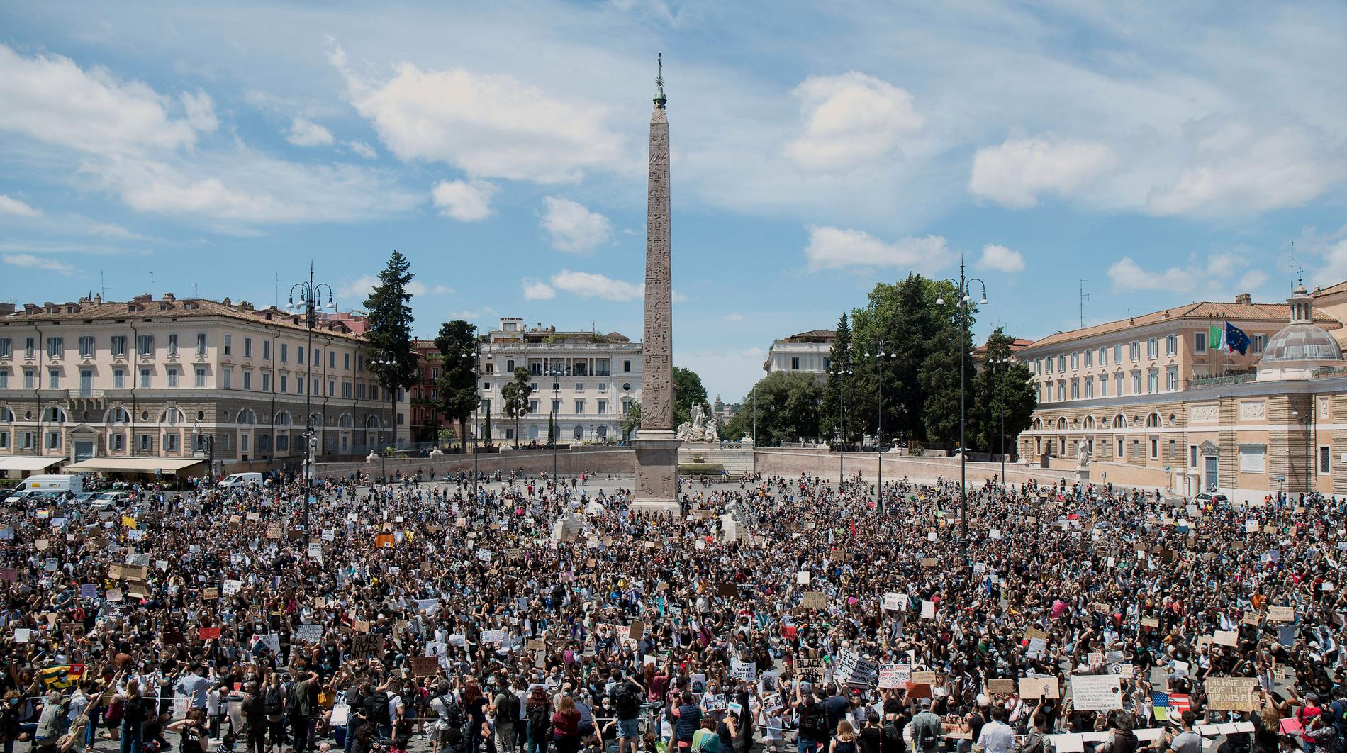 Människor fyller på söndagen Piazza del Popolo, ett av Roms största torg, till stöd för Black lives matter-rörelsen i USA.
