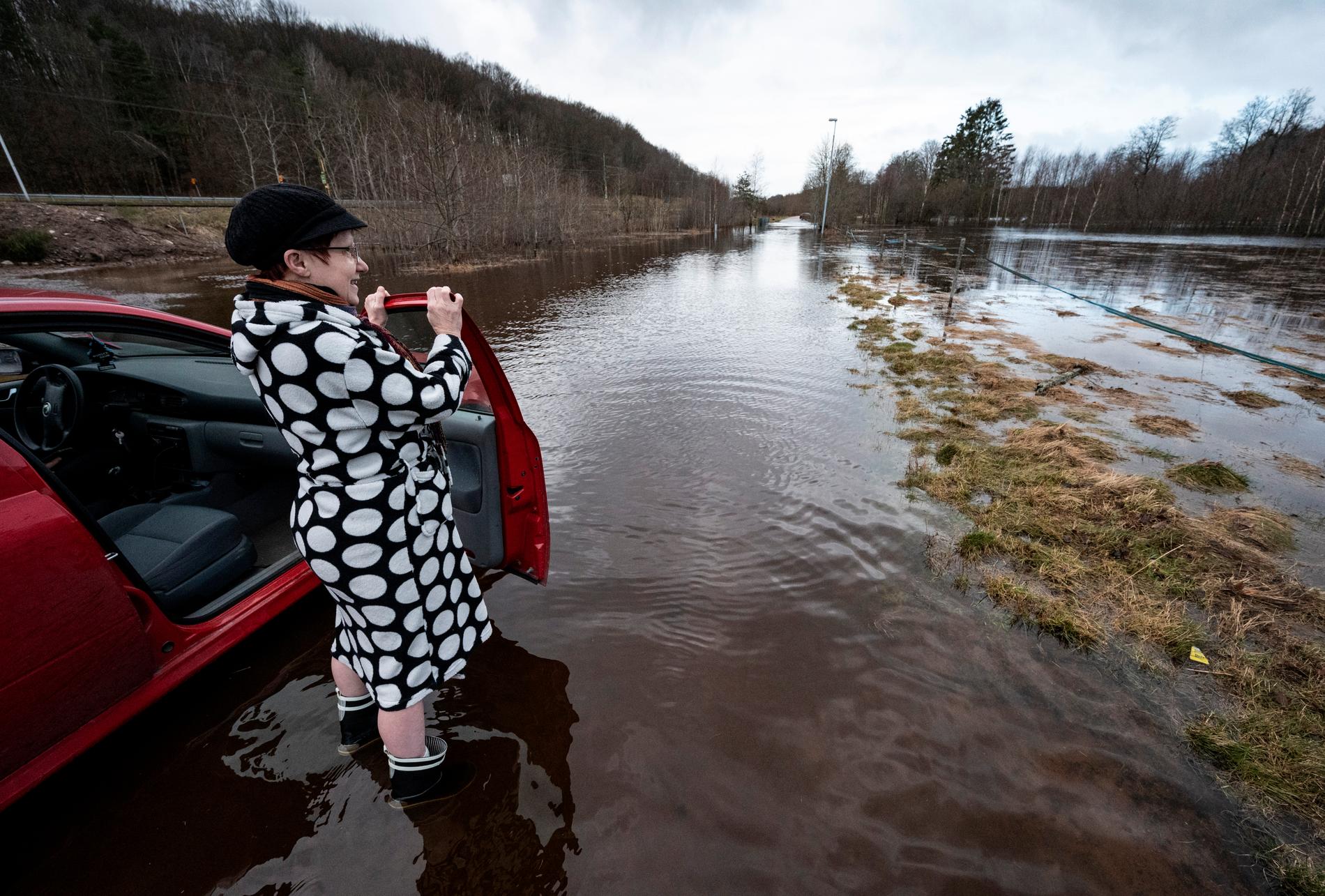 Lagavägen har svämmat över i Knäred på söndagen. Översvämningsrisken längs Nissan och Lagan är stor och SMHI utfärdar klass 3-varning för extrema flöden.