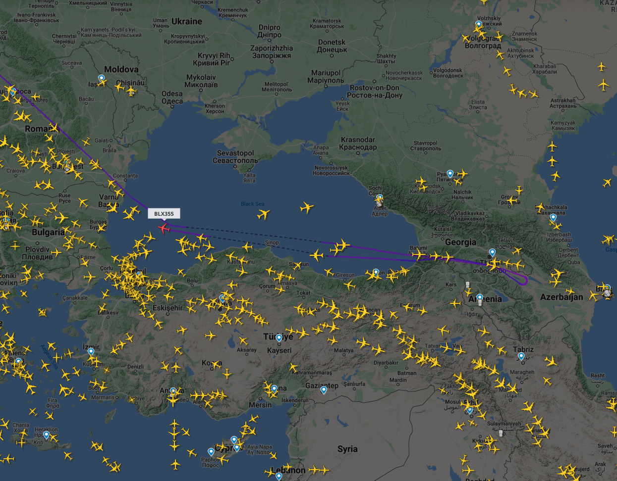 Flygplanet ses vända över Azerbajdzjan på väg mot Sverige igen. 