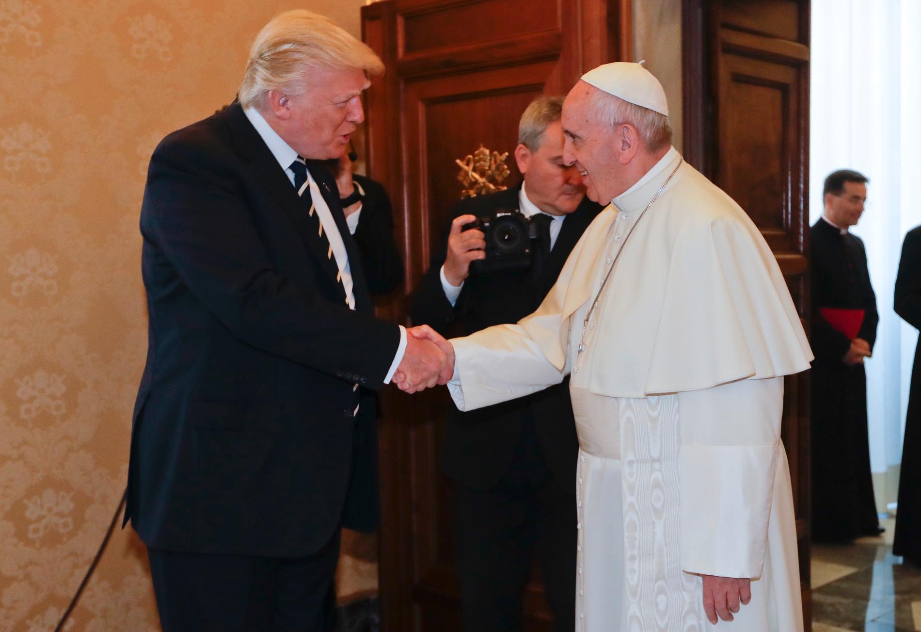Donald Trump och påve Franciskus skakar hand under onsdagsmorgonen