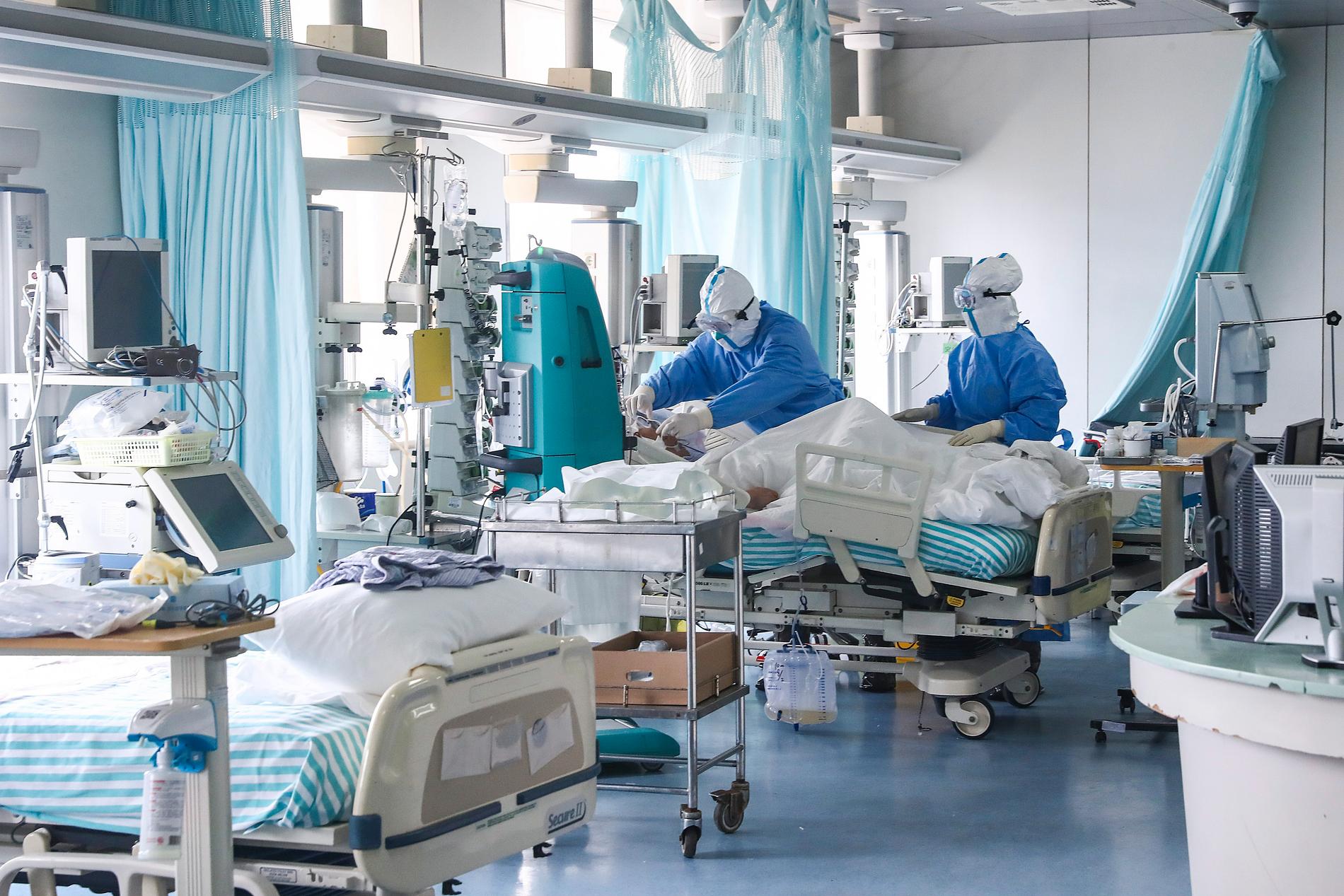 Vårdpersonal behandlar smittade patienter på Ditansjukhuset i Peking.