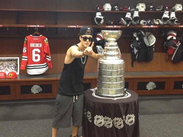 Justin Bieber med Stanley Cup-bucklan.