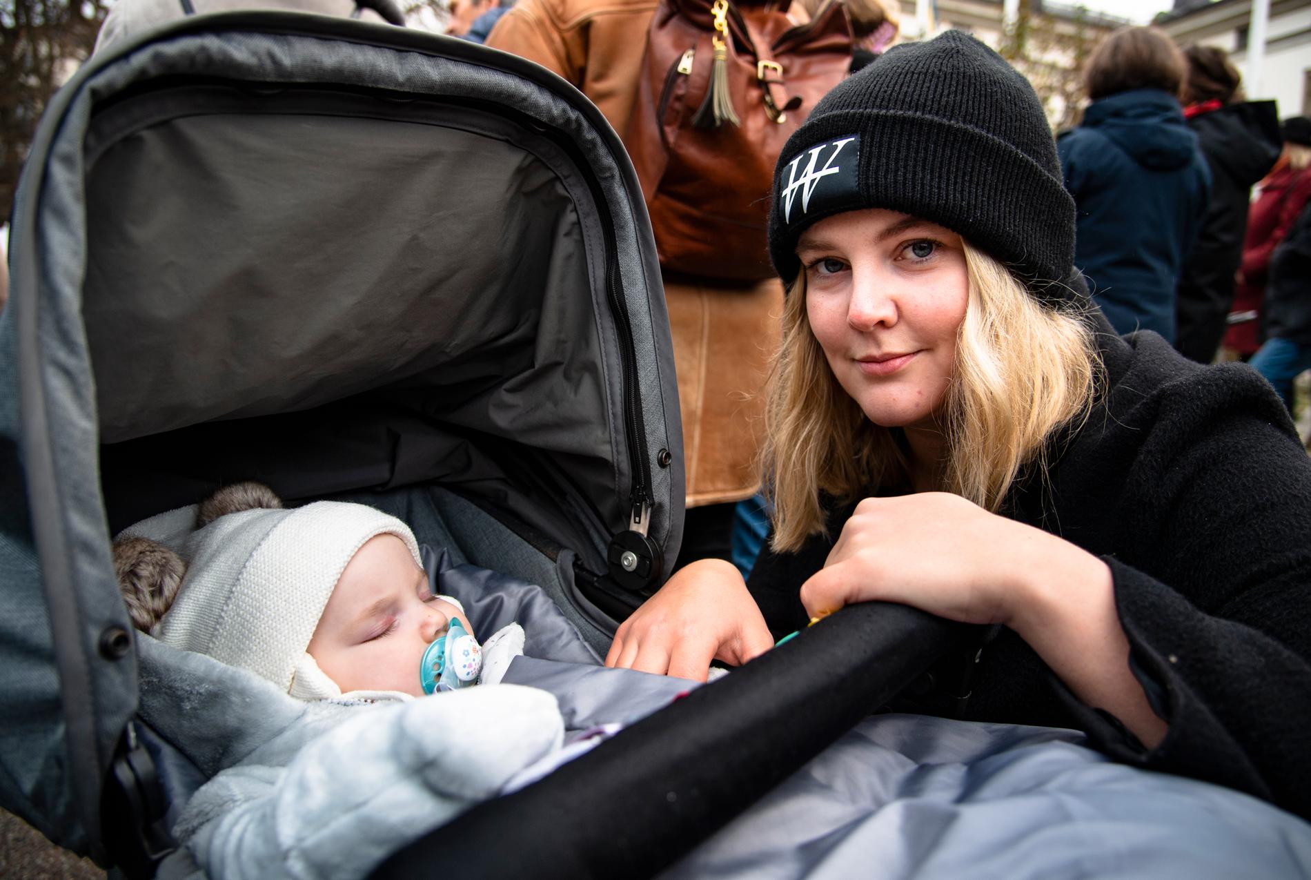 Anna Marcial tillsammans med sin dotter Sigrid, 6 månader. 