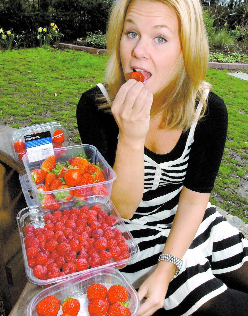 BÄRA ELLER BRISTA? Aftonbladets London-korrespondent Susanne Nylén testar och bedömer det nya blandningen mellan hallon och jordgubbe