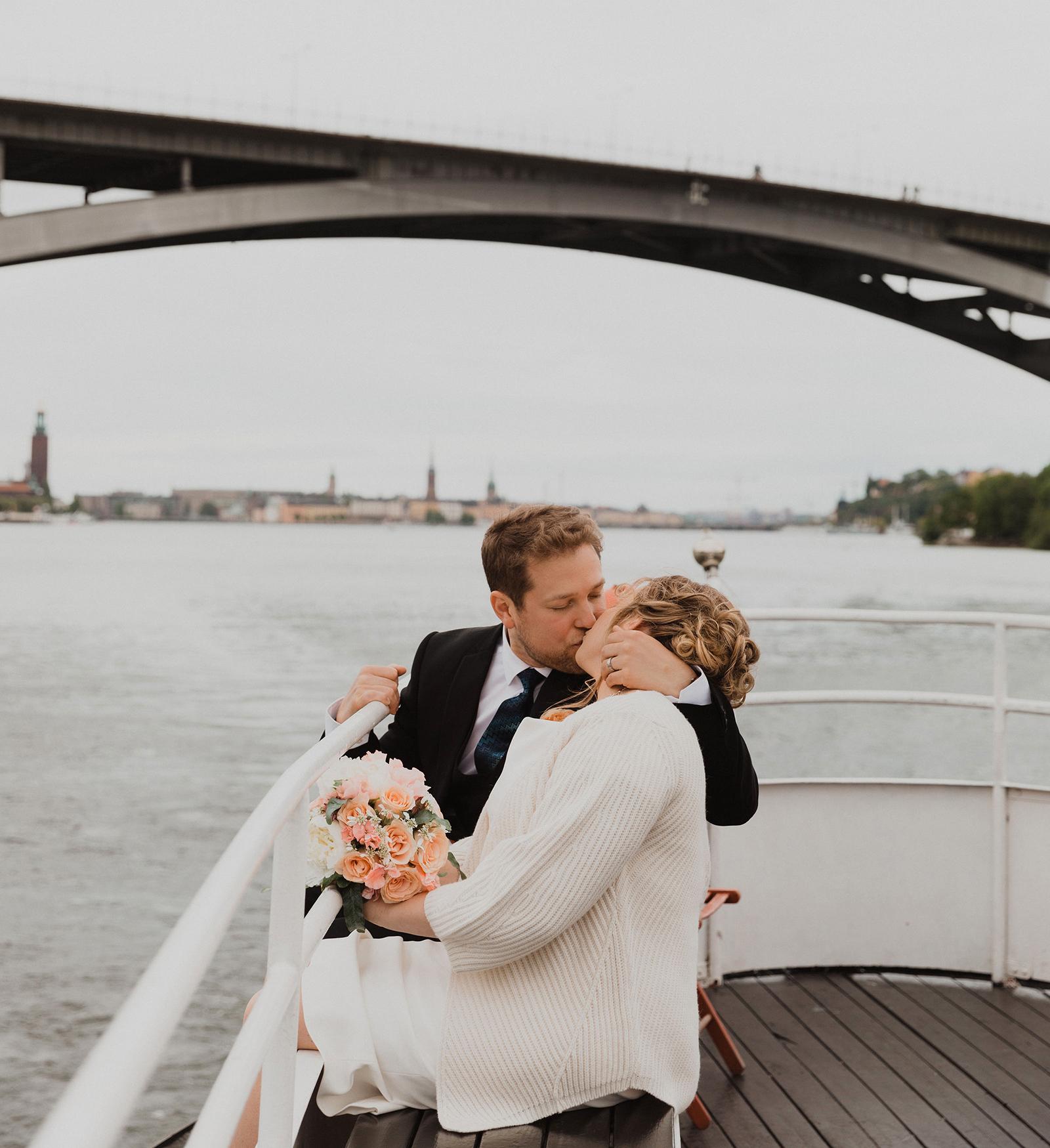 Efter vigseln i Stockholms stadshus (i bakgrunden) tog sid bröllopsparet en båttur på Riddarfjärden och under Västerbron.