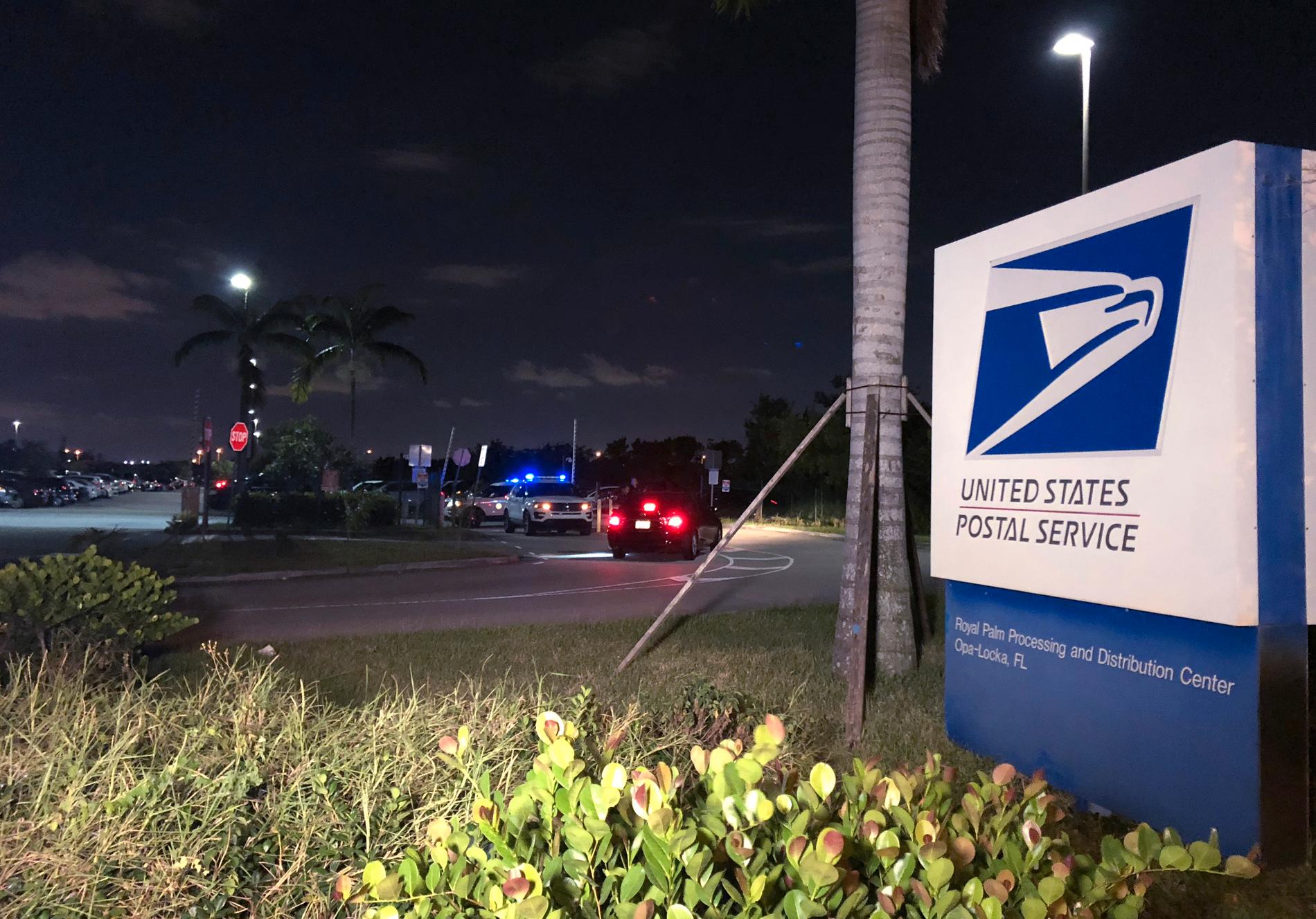 En bombgrupp undersöker en postterminal nära Miami i Florida.