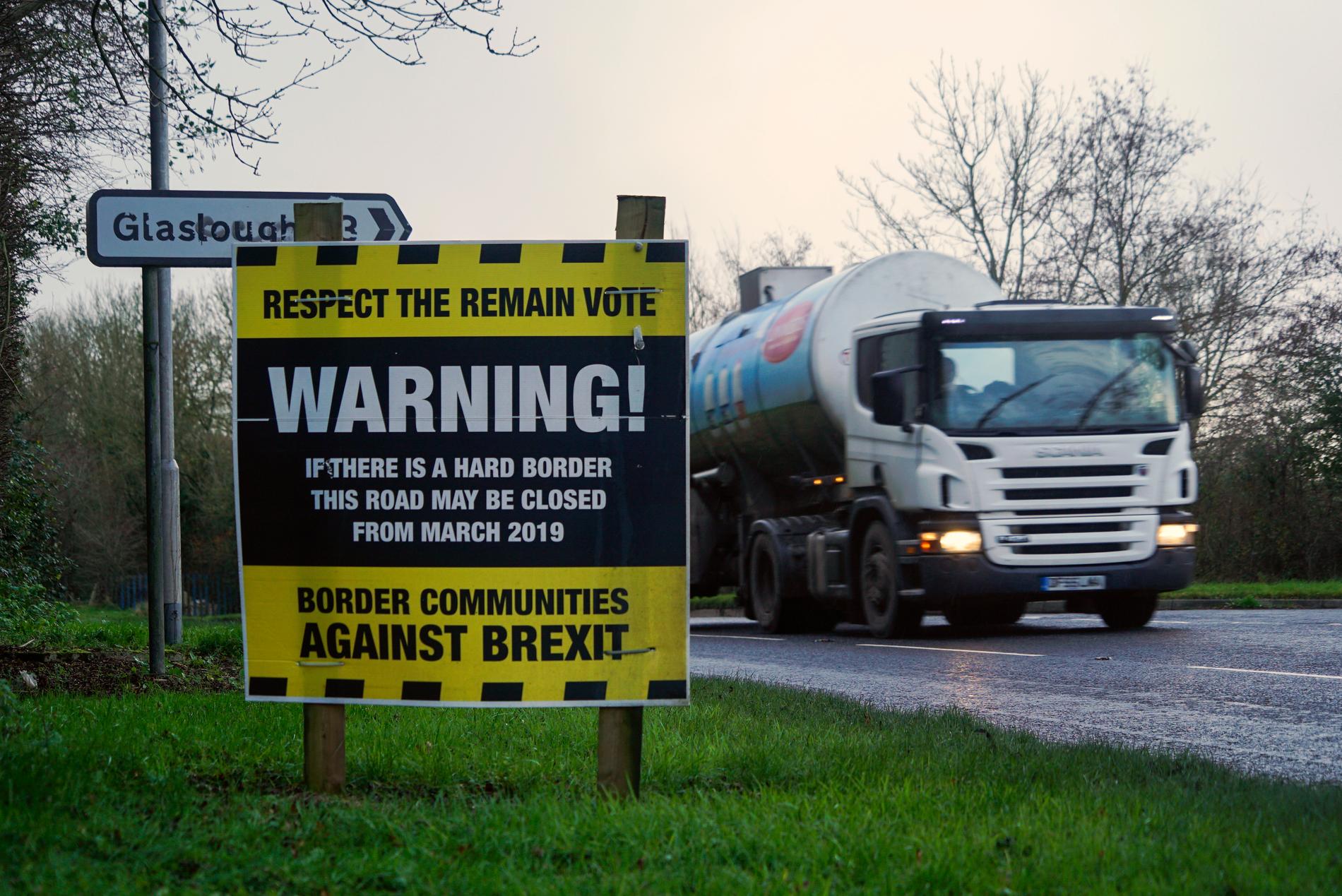 En lastbil passerar en skylt som tar avstånd från EU-utträdet och som har satts upp av nordirländska aktivister nära gränsen mot Irland. Arkivbild.