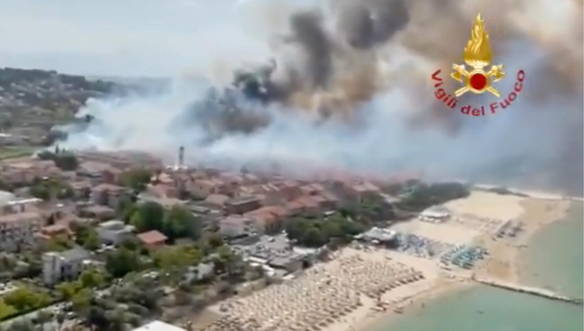 Italiensk räddningstjänst har lagt ut en film från räddningsarbetet i Pescara.