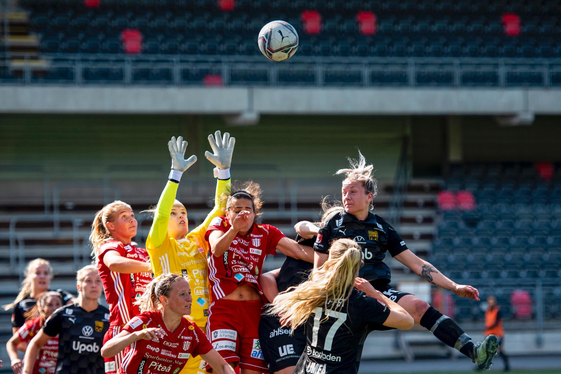 Tätt spel under lördagens match i damallsvenskan mellan Umeå IK och Piteå IF DFF.