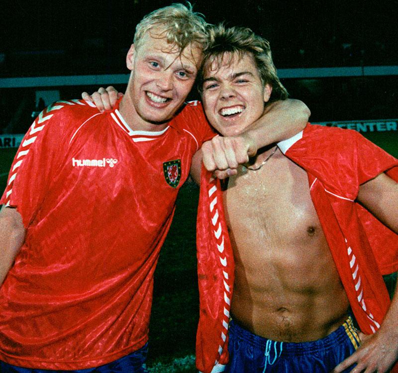 Klas Ingesson och Tomas Brolin efter en landskamp mot Wales 1990.