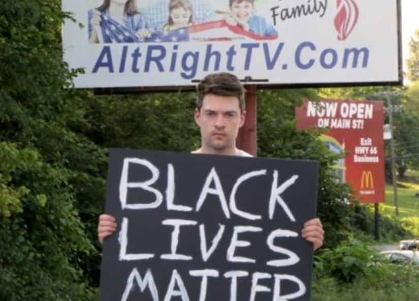 Rob Bliss, 31, åkte till ”USA:s mest rasistiska stad” och höll upp en Black lives matter-skylt.