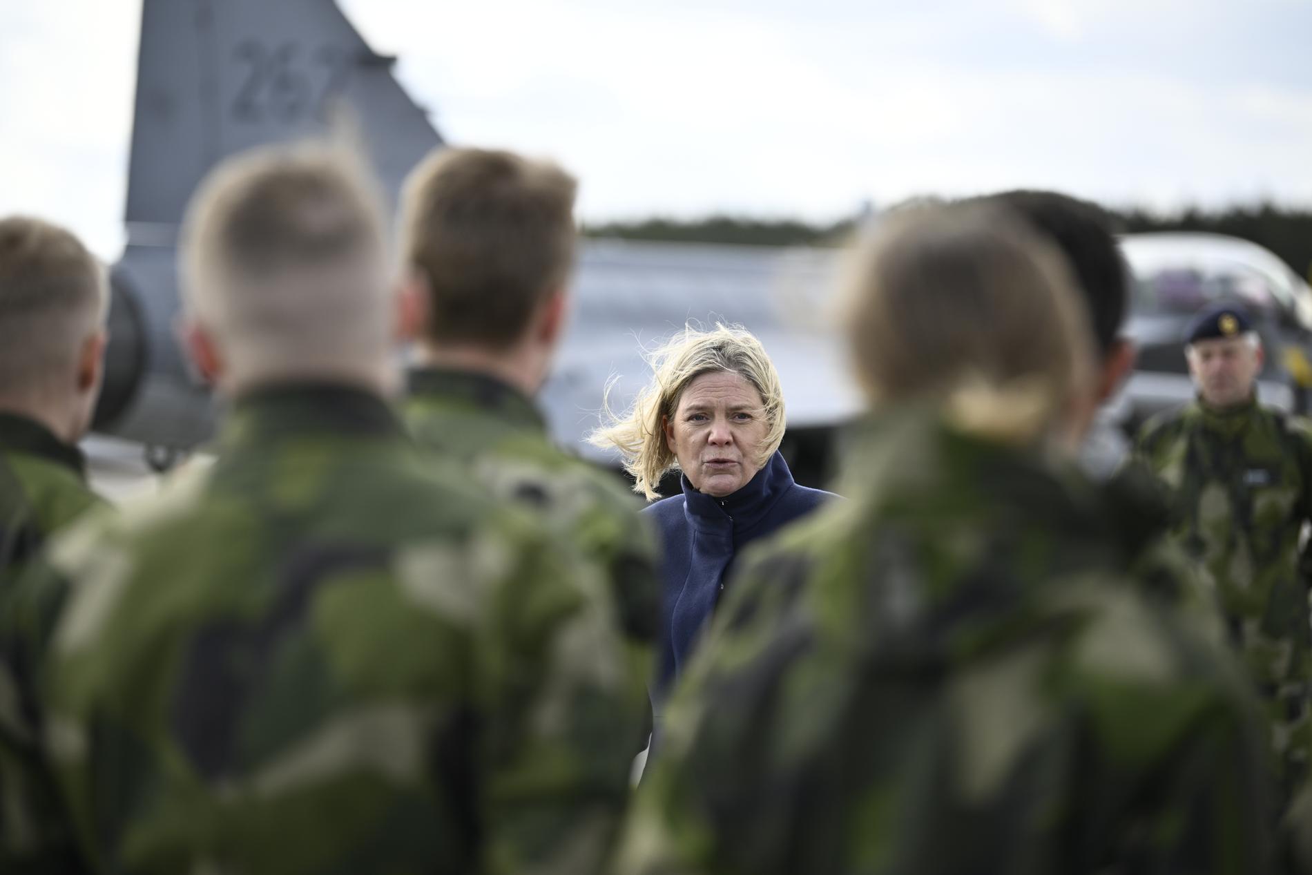 Magdalena Andersson besöker F17 i Kallinge.