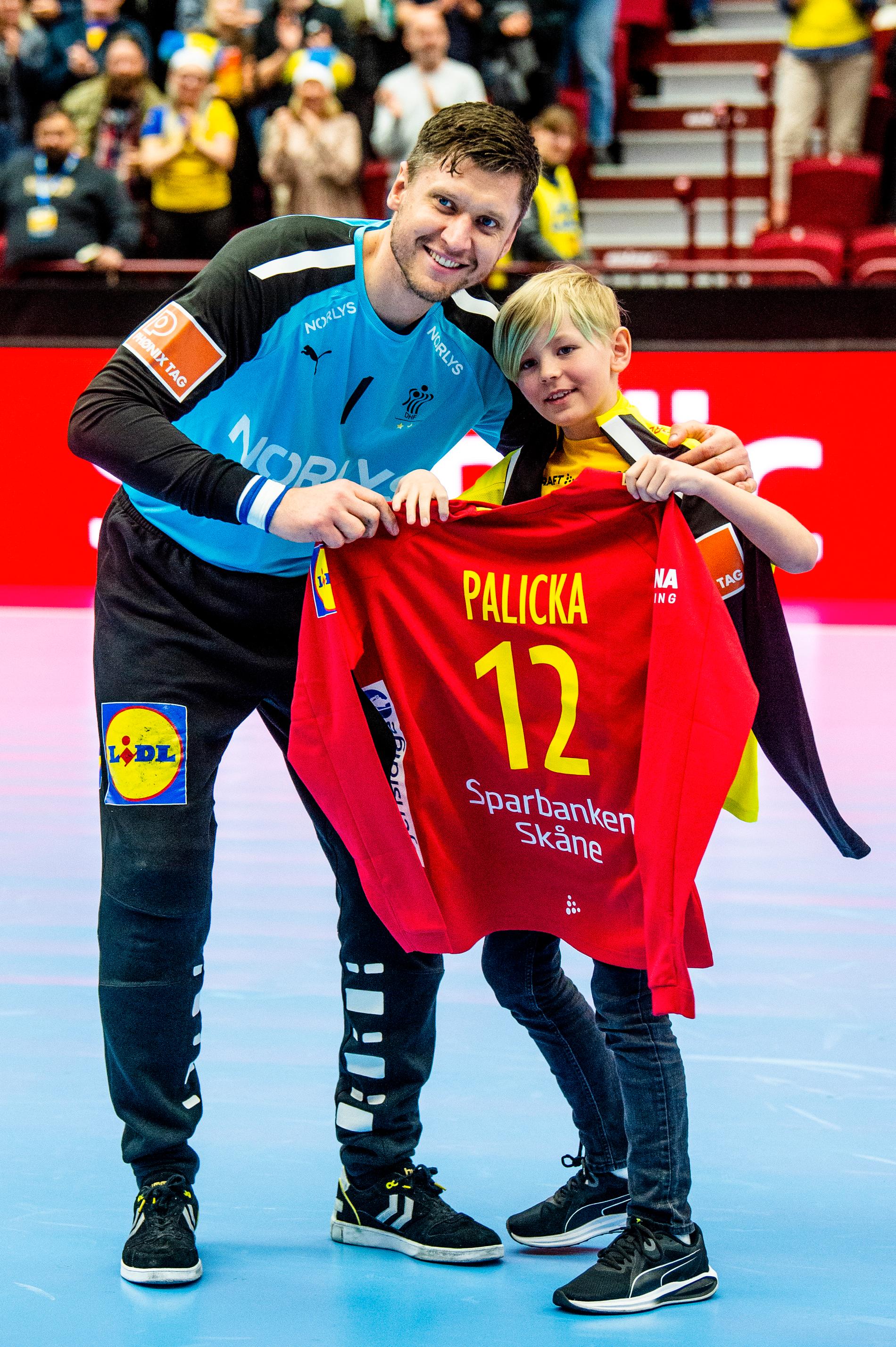 Här får danske landslagsmålvakten Niklas Landin en tröja med Palicka på ryggen. 