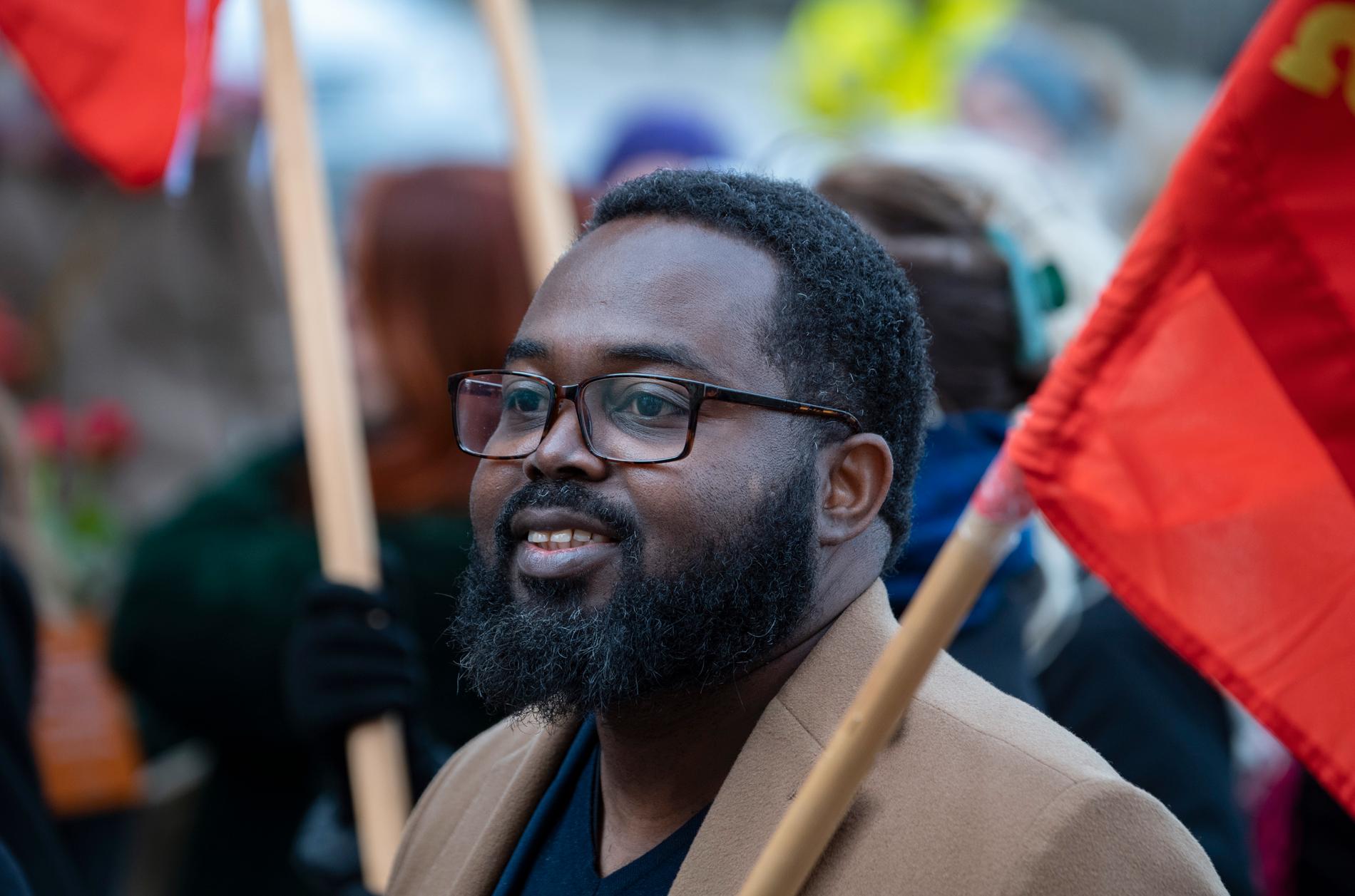 Momodou Malcolm Jallow i Vänsterpartiets demonstrationståg.