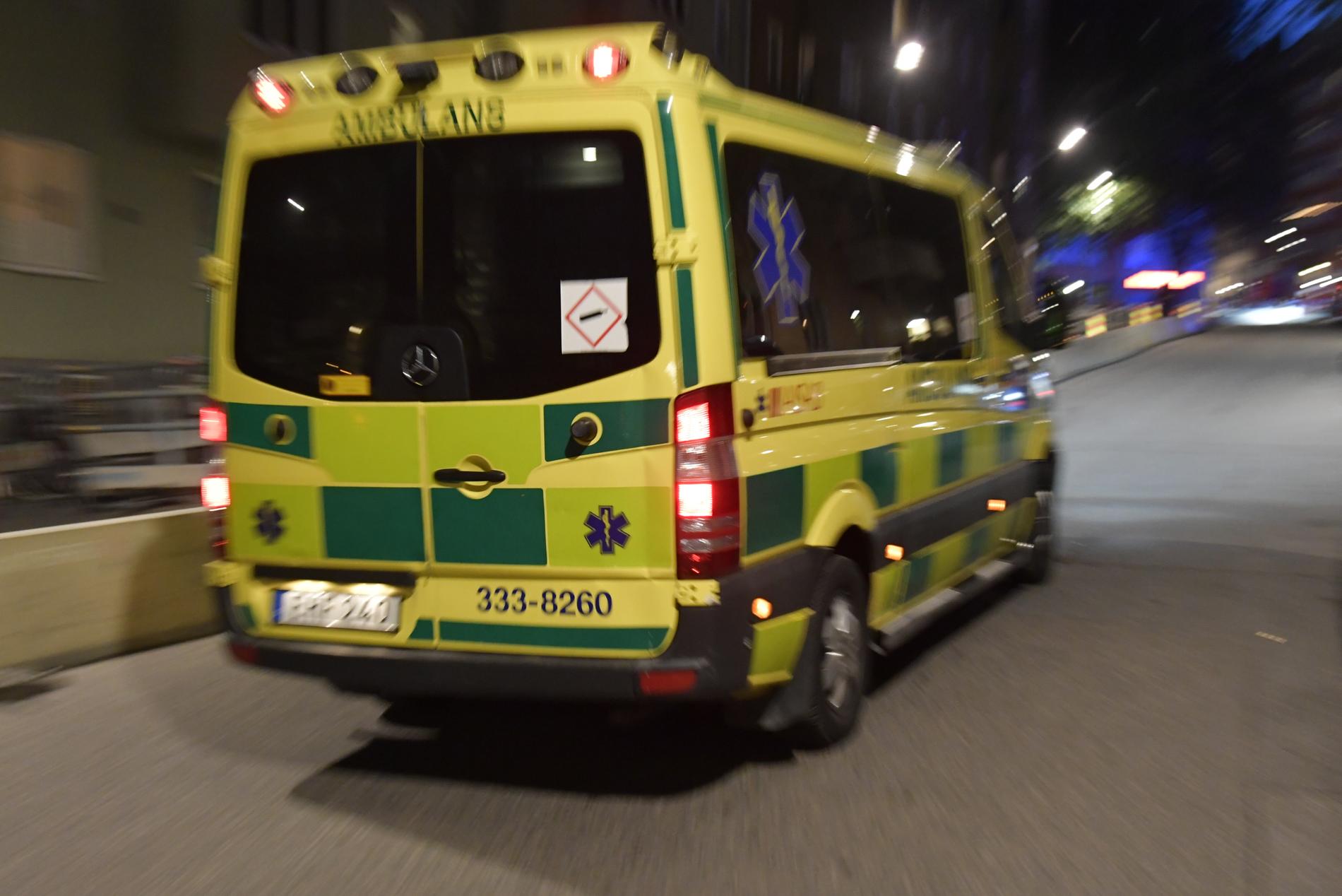 En skottskadad kvinna plockades upp av en ambulans på Ingarö utanför Stockholm. Arkivbild.