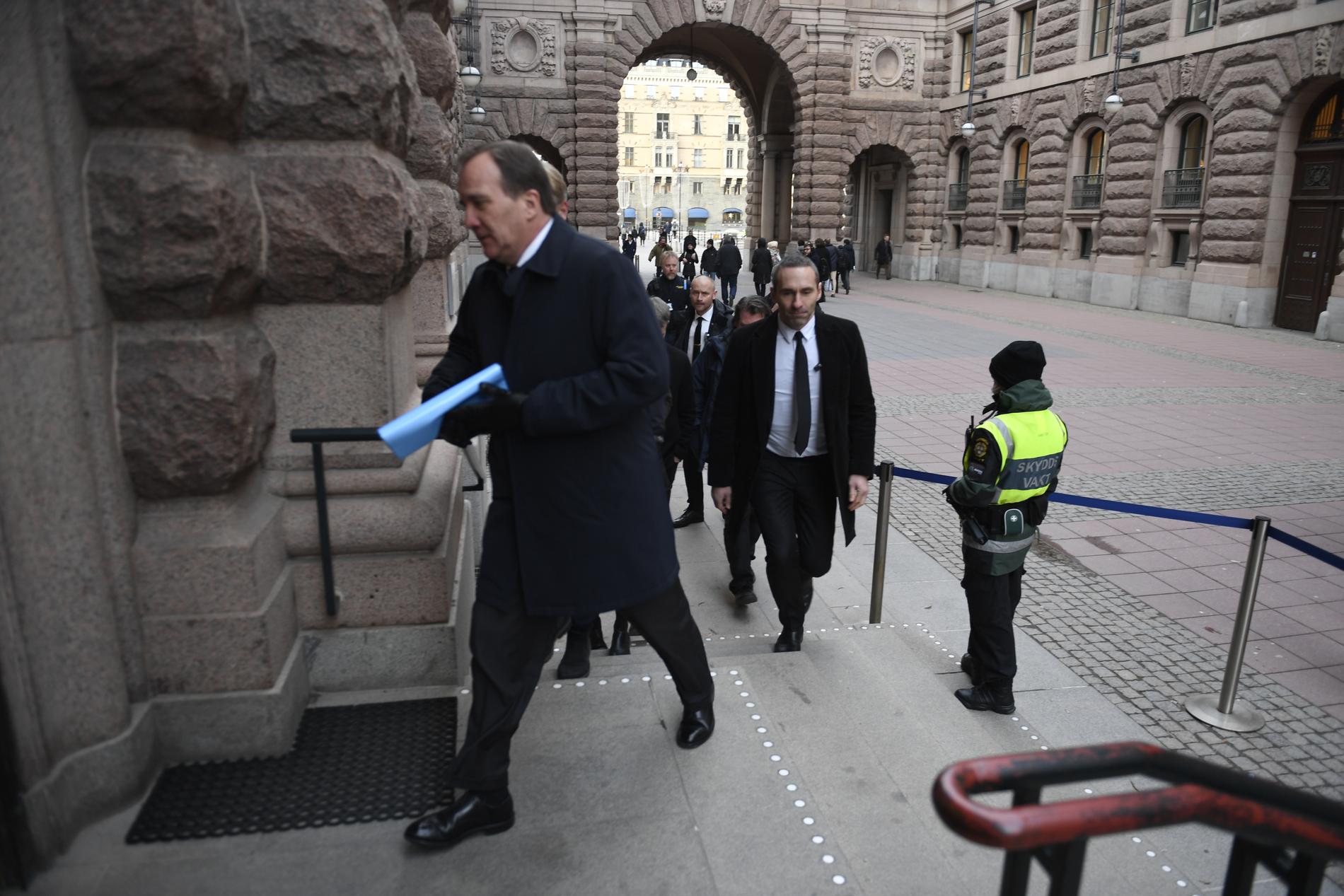 Stefan Löfven anländer till riksdagshuset i Stockholm.