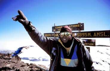 "Vi klarade det på fyra dagar!" Herment Mosha strålar av lycka på Uhuru Peak, som med sina 5 895 meter över havet är Kilimanjaros högsta topp.