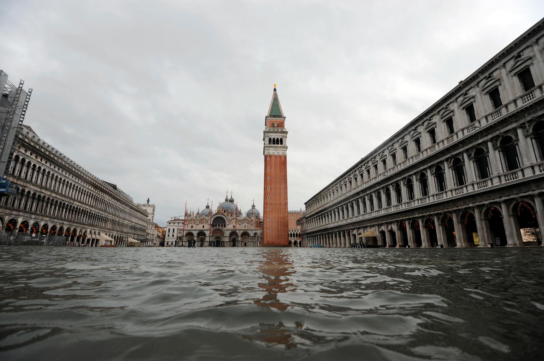Vatten på Markusplatsen – igen. Venedig har äntligen fått sitt slussystem, men denna gång sparkades det inte igång när det behövdes.