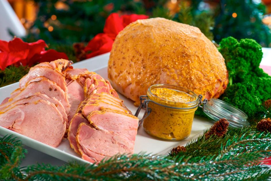 Julskinkan får ligga i saltlake i tretton dygn innan den tillreds i ugnen och griljeras med senap.