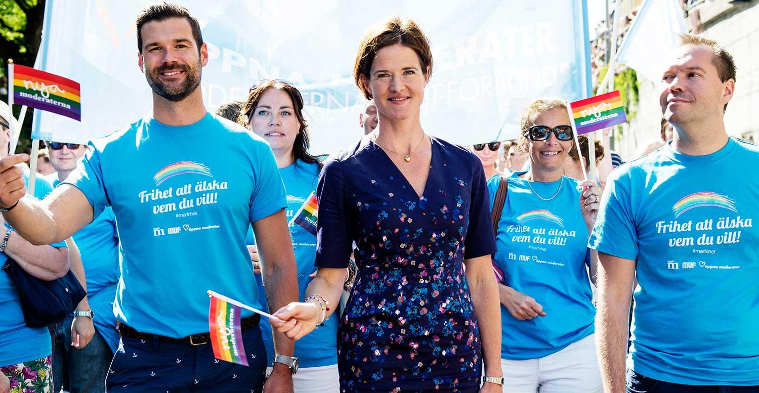 M-ledaren Anna Kinberg Batra i årets Prideparad i Stockholm – men hon borde ha haft sällskap av många fler i Moderaternas riksdagsgrupp, tycker Muf:s ordförande Rasmus Törnblom.