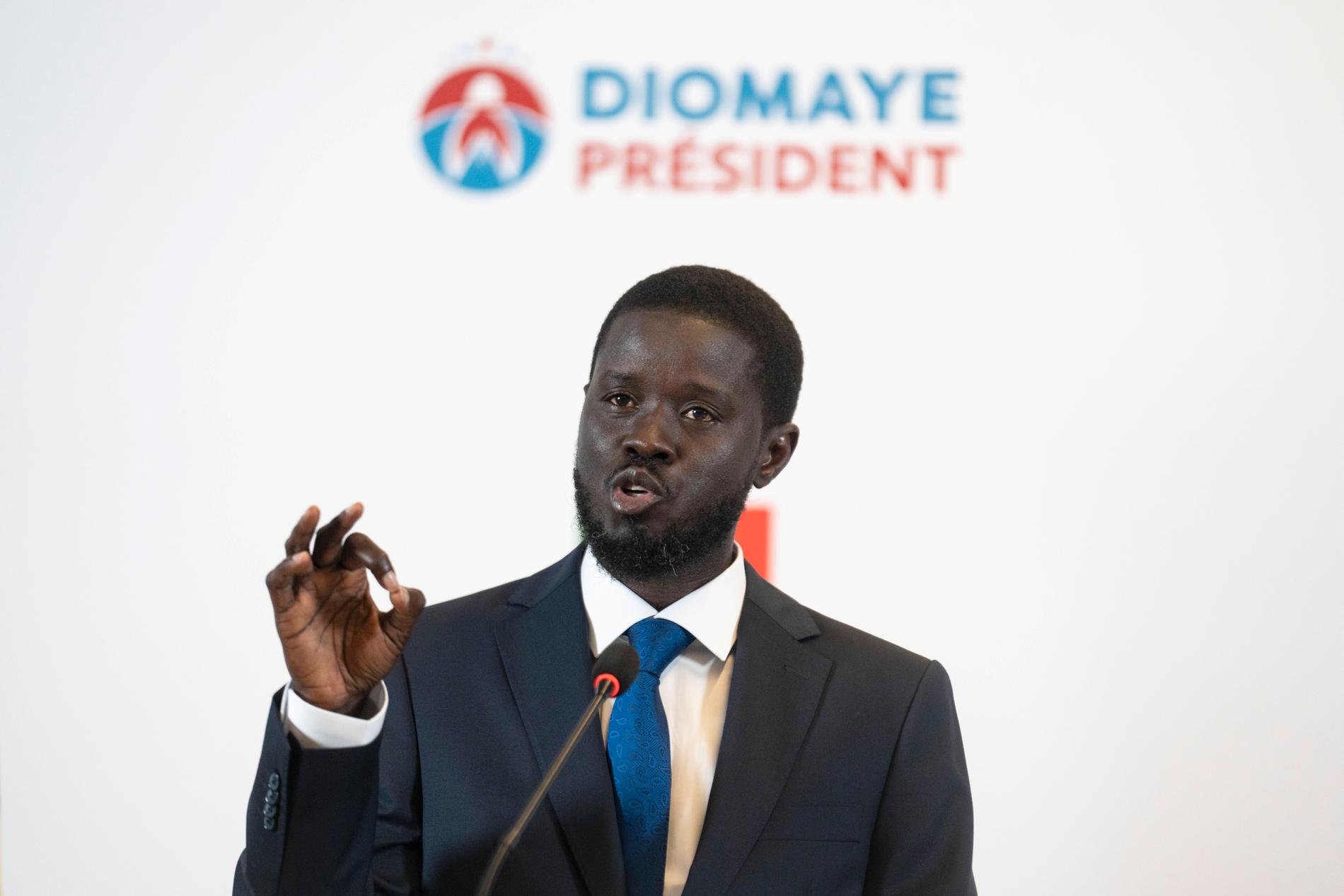 Bassirou Diomaye Faye höll en presskonferens i Dakar på måndagen.