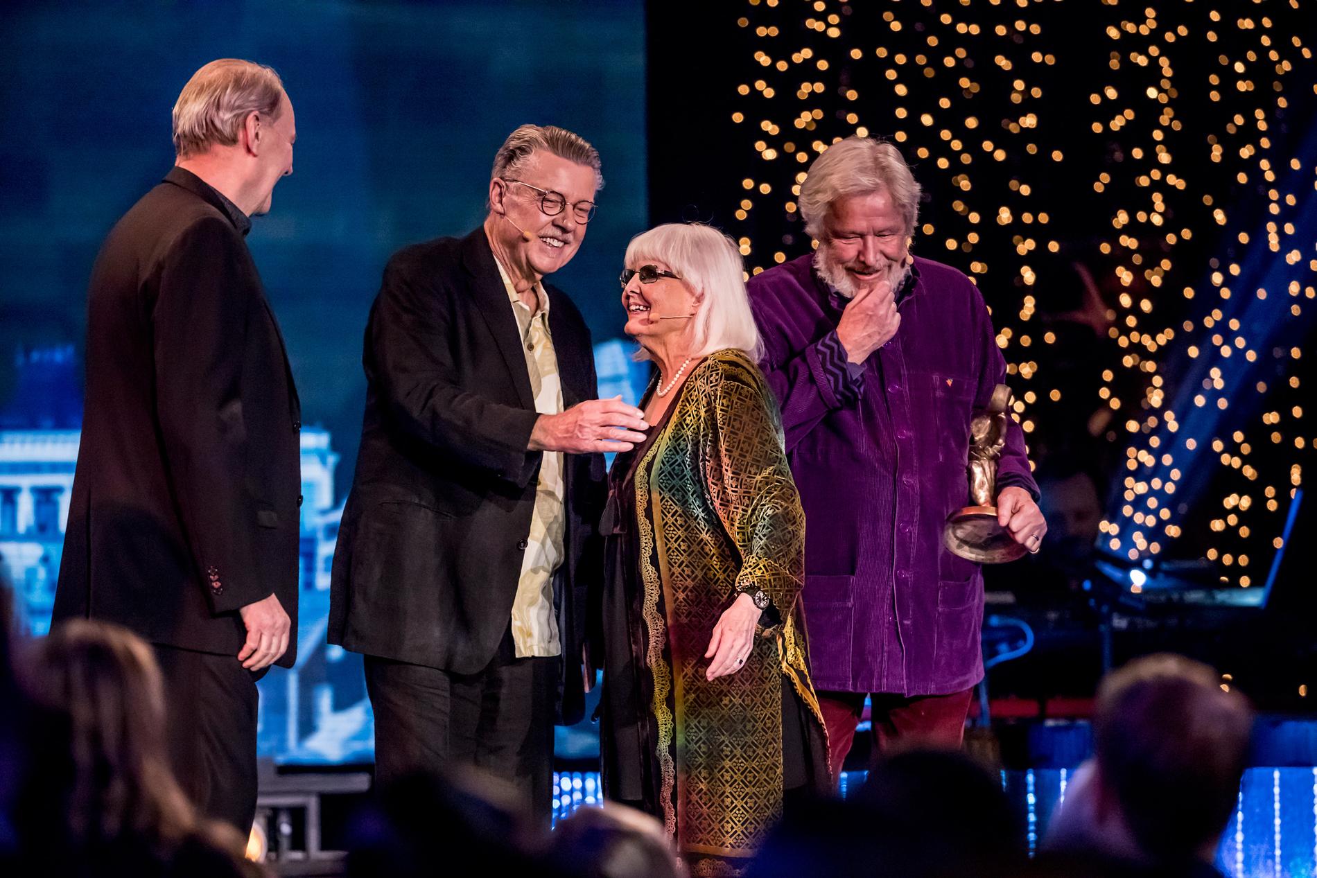 Anita D'Orazio överraskades på scenen av sina största idoler Björn Granath, Mikael Wiehe och Sven Wollter.