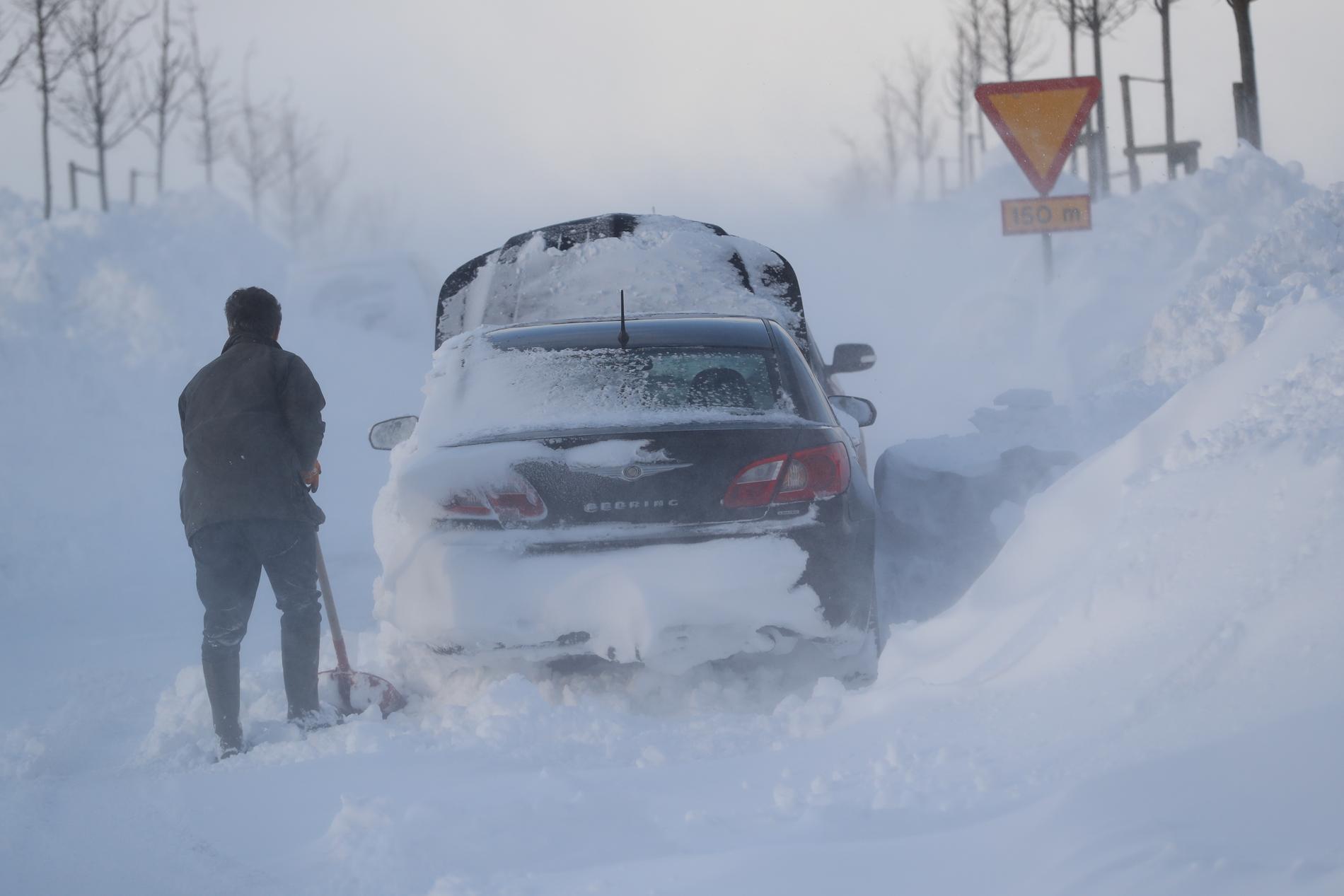 2018-02-28 En man skottar fram sin bil utanför Ystad.