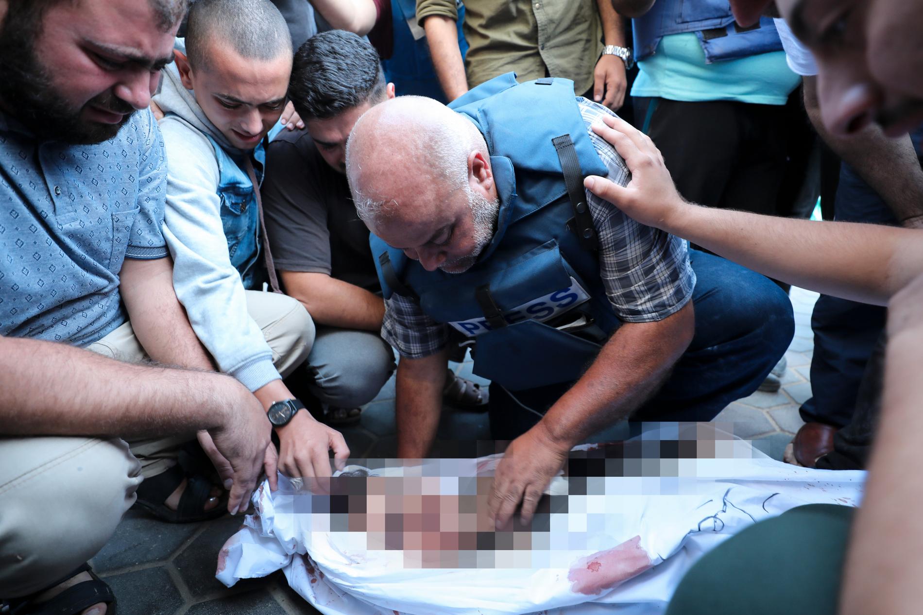 Al Jazeera-korrespondenten Wael al-Dahdouh sörjer sin son Mahmoud, som dödades i ett israeliskt flyganfall den 25 oktober. 