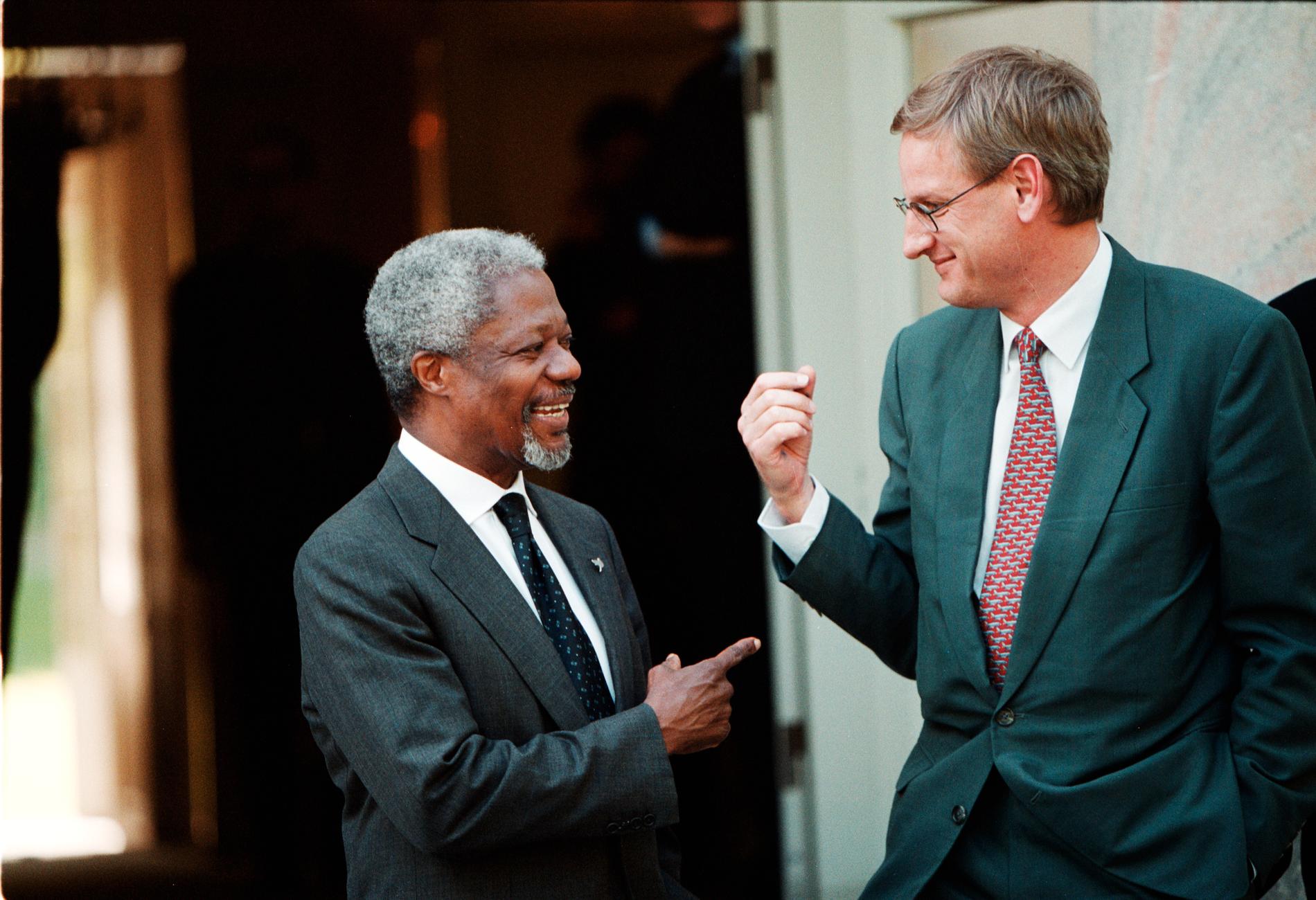 1999: Kofi Annan och Carl Bildt på Haga Slott.