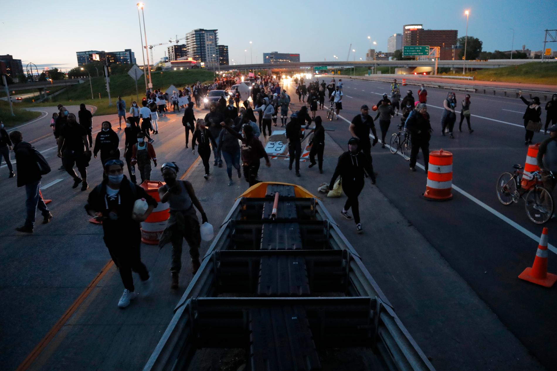Tidigt på fredagskvällen vandrade demonstranterna längs en motorväg i Minneapolis