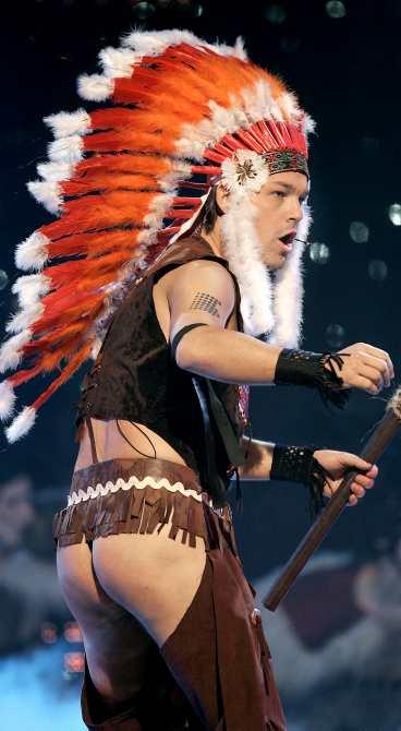 Rumpan bar Henrik Schyffert klädde ut sig som indian och skämtade till det på Melodifestivalen. Det resulterade i en anmälan för hets mot folkgrupp.
