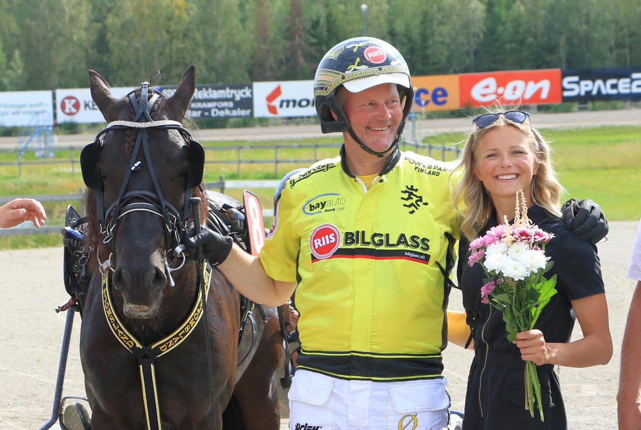 Frida Karlsson i vinnarcirkeln på Dannero i söndags – när hennes delägde travhäst tog sig till Kriteriefinal